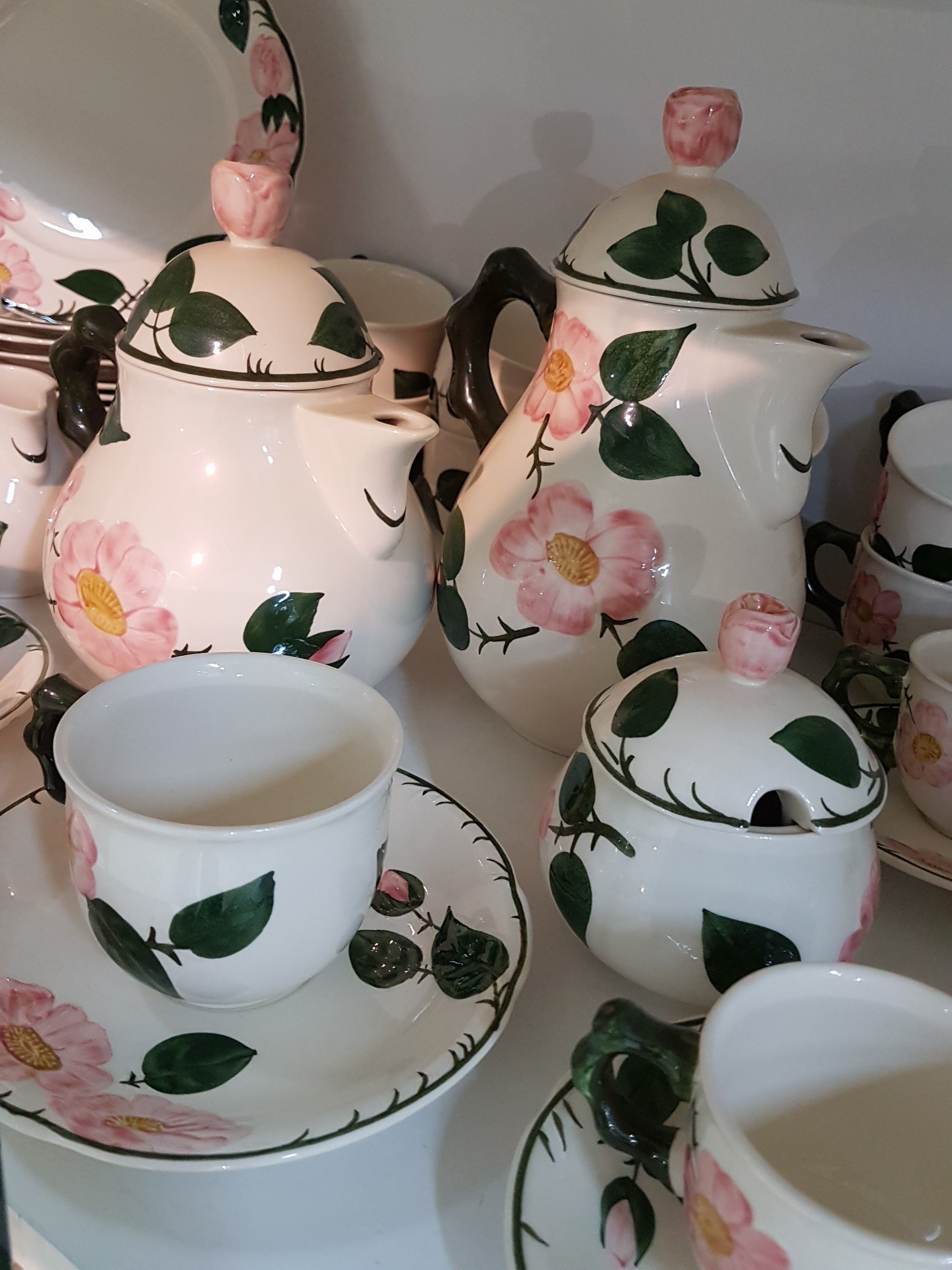 Detail d: Umfangreiches Kaffee- und Speiseservice, Wild-Rose, Steingut, komplett für 6 Personen, Kaffeekanne, 2 Zuckerdosen, Milchkännchen, Teekanne, 12 ...
