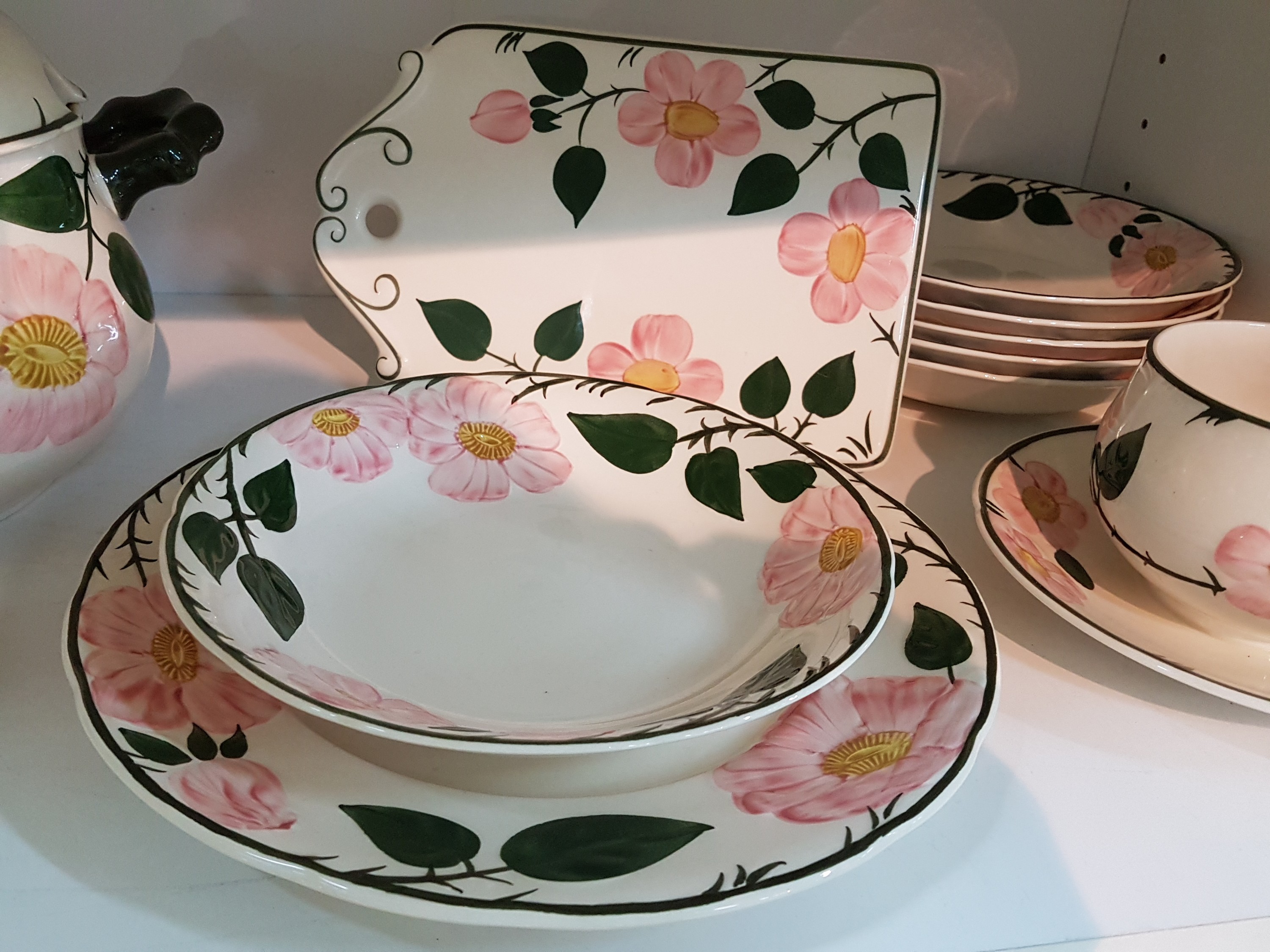 Detail e: Umfangreiches Kaffee- und Speiseservice, Wild-Rose, Steingut, komplett für 6 Personen, Kaffeekanne, 2 Zuckerdosen, Milchkännchen, Teekanne, 12 ...