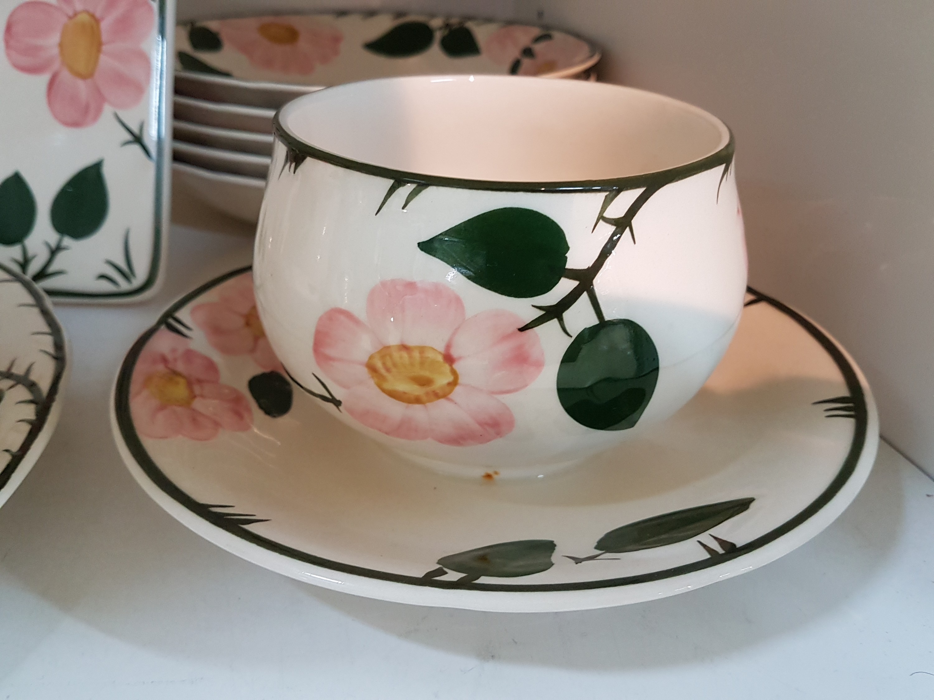Detail f: Umfangreiches Kaffee- und Speiseservice, Wild-Rose, Steingut, komplett für 6 Personen, Kaffeekanne, 2 Zuckerdosen, Milchkännchen, Teekanne, 12 ...