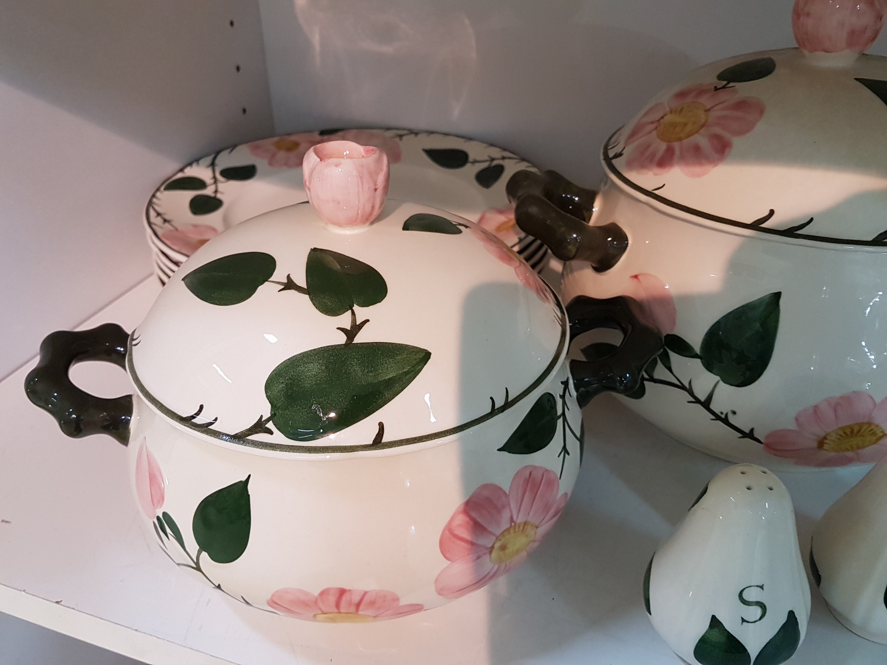 Detail h: Umfangreiches Kaffee- und Speiseservice, Wild-Rose, Steingut, komplett für 6 Personen, Kaffeekanne, 2 Zuckerdosen, Milchkännchen, Teekanne, 12 ...