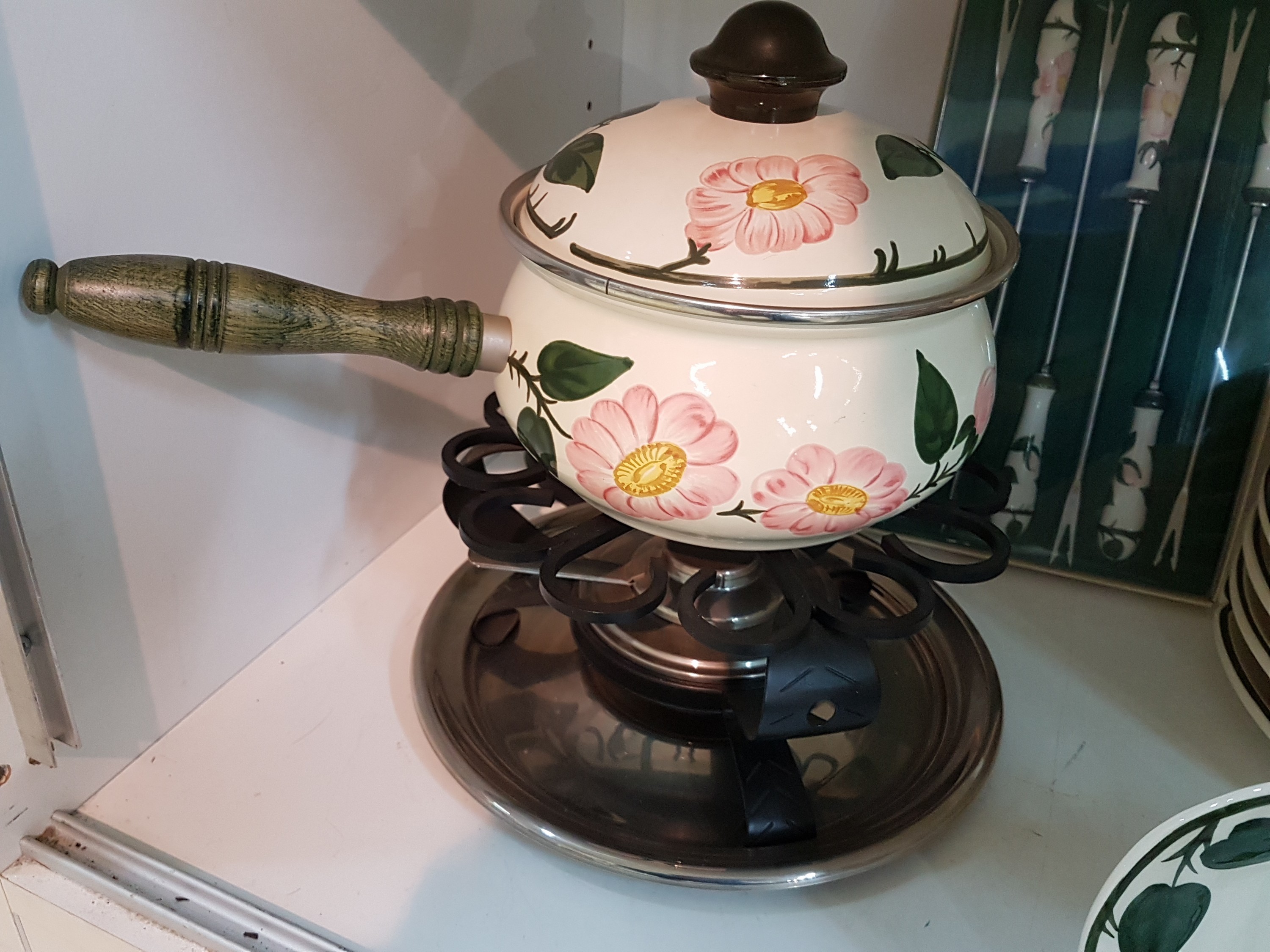 Detail i: Umfangreiches Kaffee- und Speiseservice, Wild-Rose, Steingut, komplett für 6 Personen, Kaffeekanne, 2 Zuckerdosen, Milchkännchen, Teekanne, 12 ...
