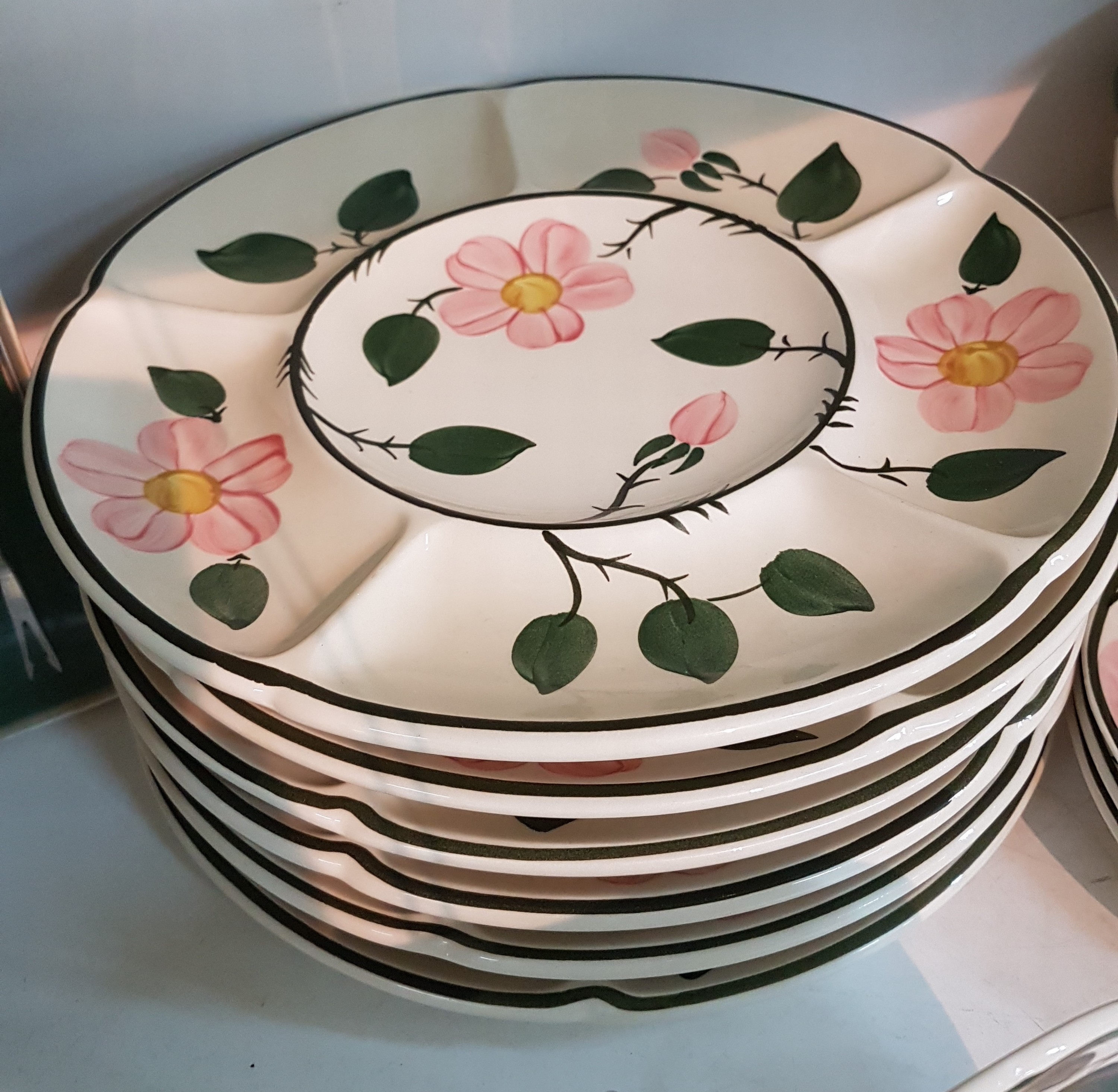 Detail j: Umfangreiches Kaffee- und Speiseservice, Wild-Rose, Steingut, komplett für 6 Personen, Kaffeekanne, 2 Zuckerdosen, Milchkännchen, Teekanne, 12 ...