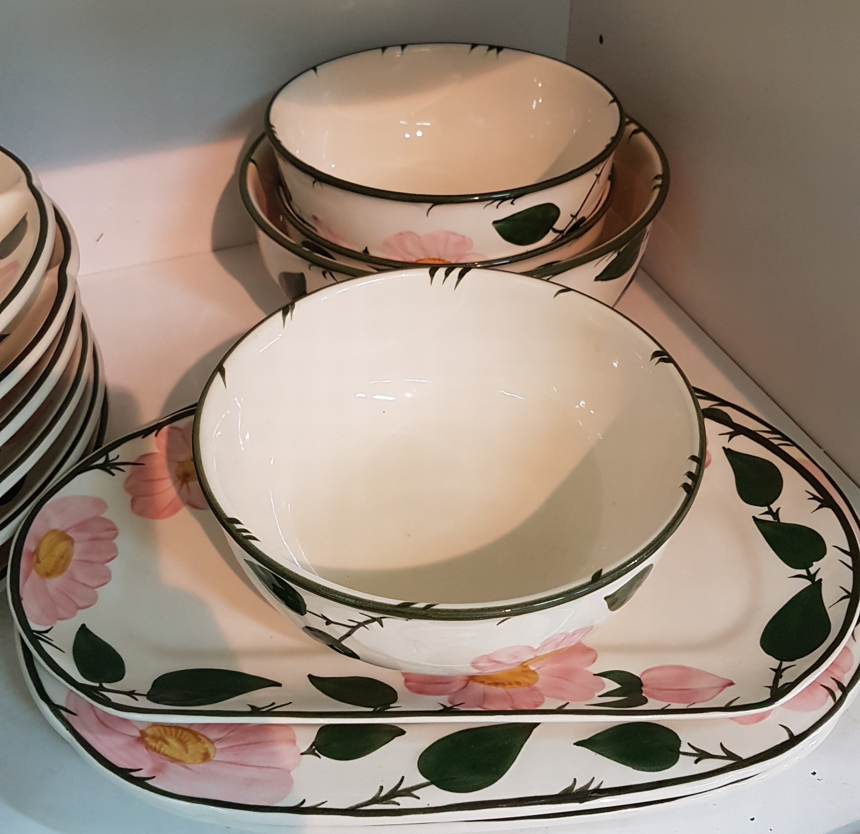 Detail k: Umfangreiches Kaffee- und Speiseservice, Wild-Rose, Steingut, komplett für 6 Personen, Kaffeekanne, 2 Zuckerdosen, Milchkännchen, Teekanne, 12 ...
