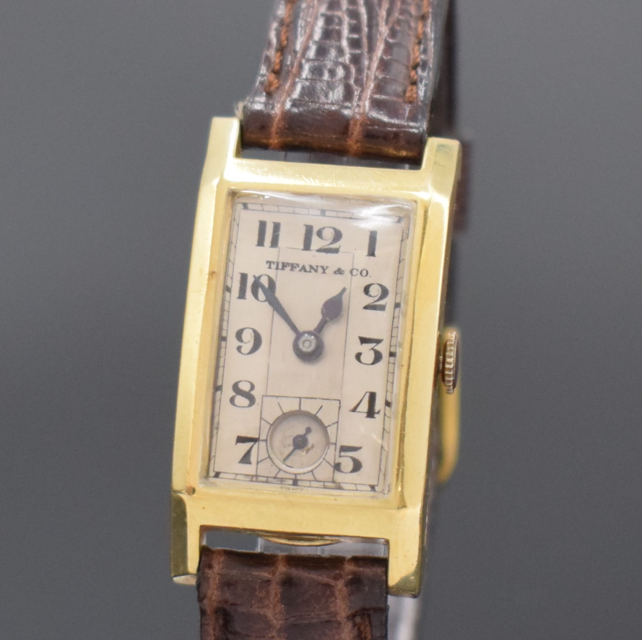 Detail a: MARVIN rechteckige Armbanduhr in GG 585/000, Schweiz / USA um 1940, Handaufzug, 2-tlg. Geh., Boden aufgedr., silb. Duoton-Zifferbl. rest., gebl. ...