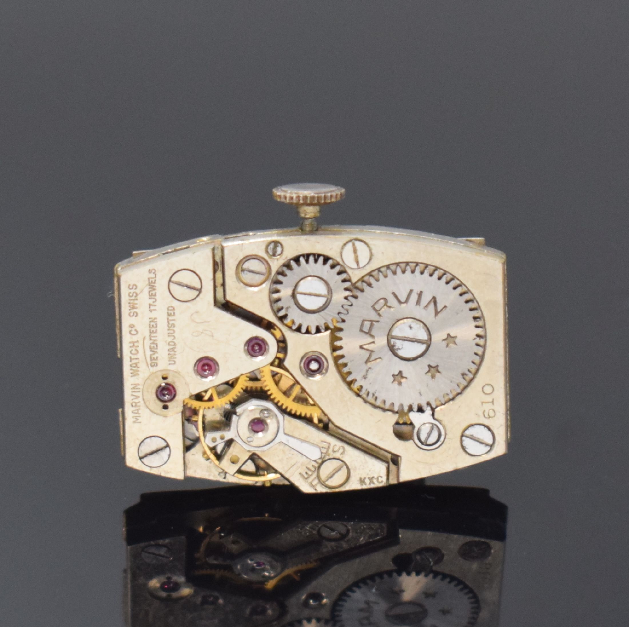 Detail d: MARVIN rechteckige Armbanduhr in GG 585/000, Schweiz / USA um 1940, Handaufzug, 2-tlg. Geh., Boden aufgedr., silb. Duoton-Zifferbl. rest., gebl. ...