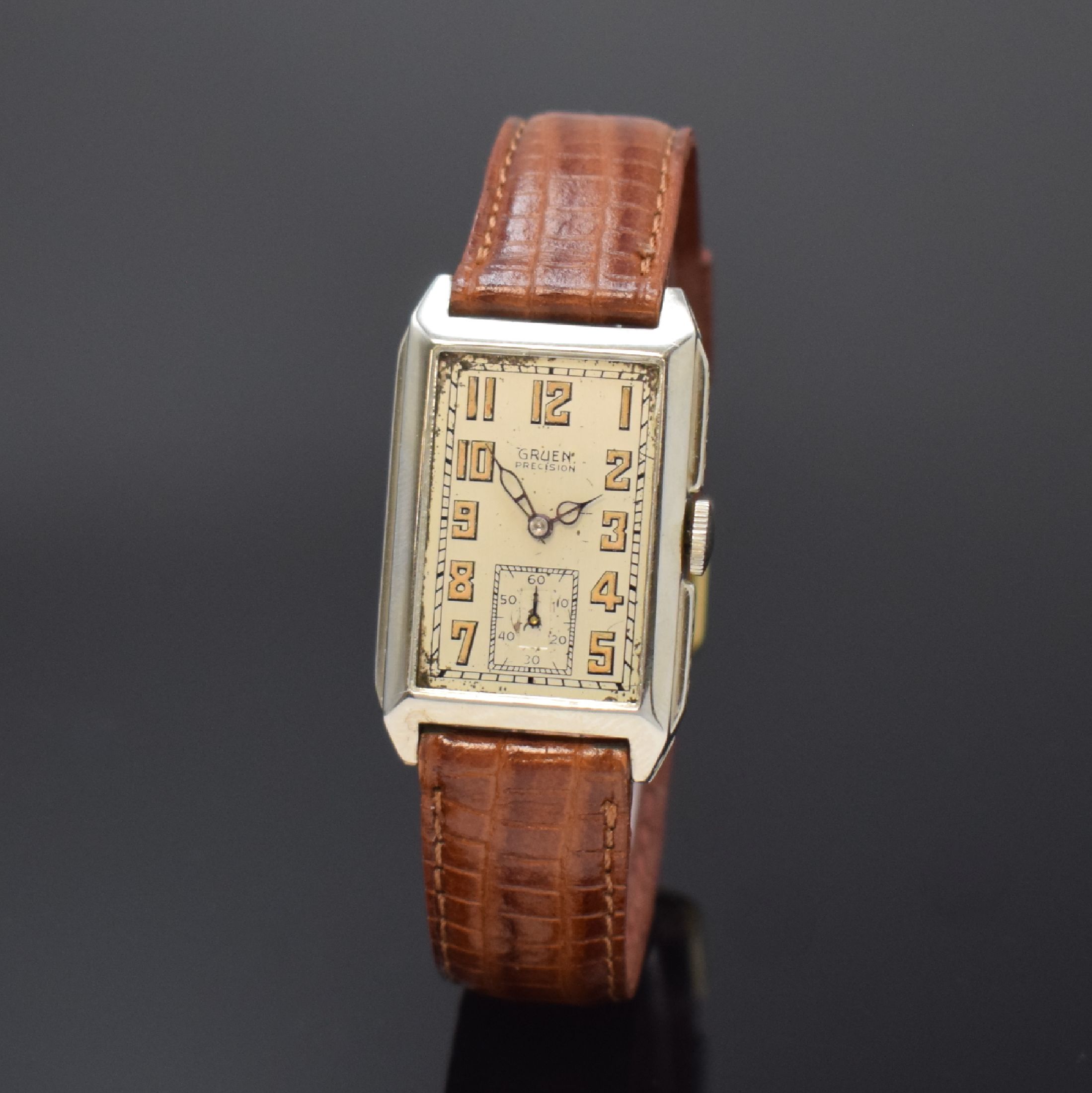 GRUEN Precision rechteckige Armbanduhr in WG 585/000, Schweiz / USA um 1925, 2-tlg. Geh. m. grav. Rand, Boden aufgedr., silb. Zifferbl. pat., arab. ...