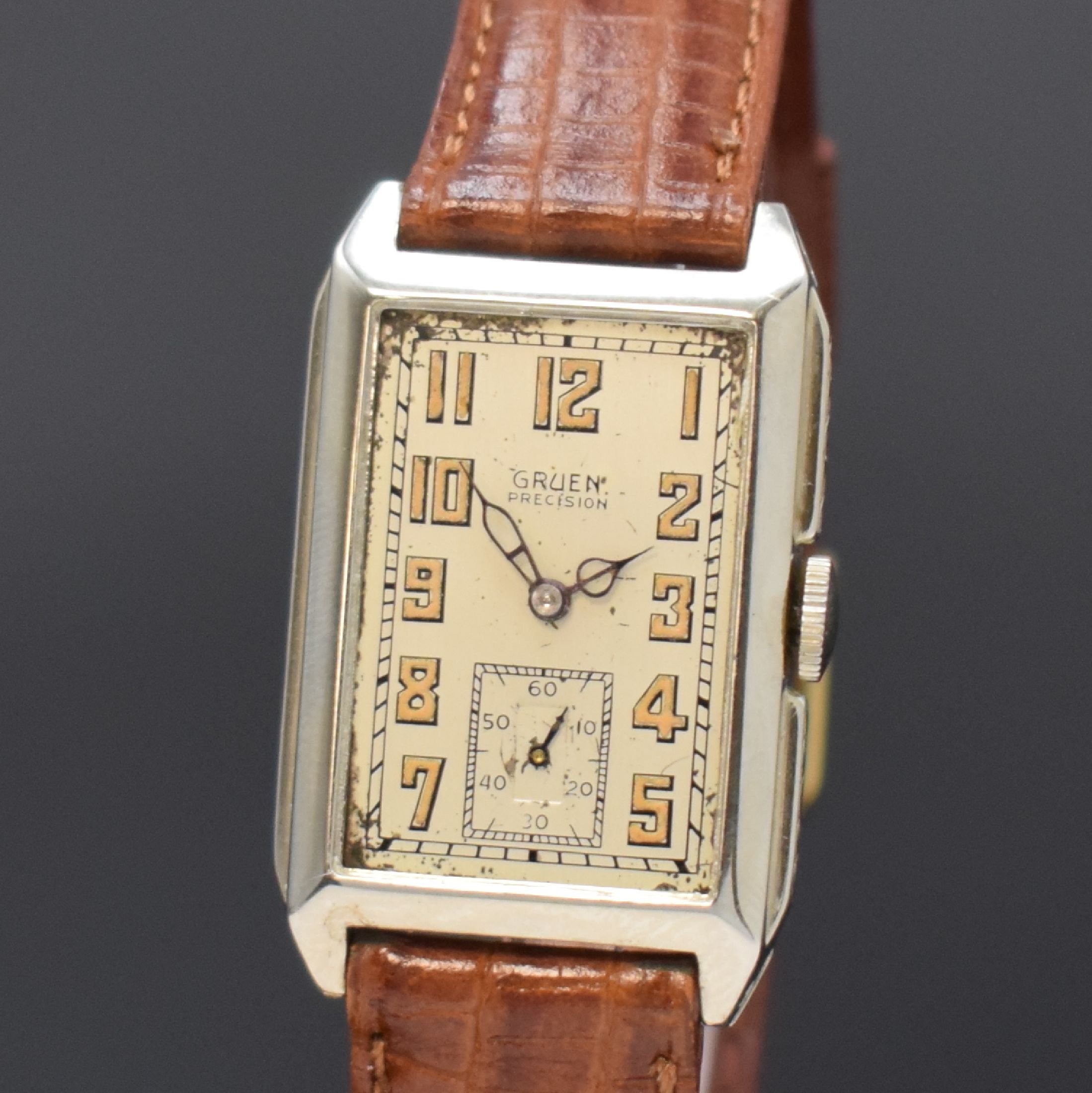 Detail a: GRUEN Precision rechteckige Armbanduhr in WG 585/000, Schweiz / USA um 1925, 2-tlg. Geh. m. grav. Rand, Boden aufgedr., silb. Zifferbl. pat., arab. ...