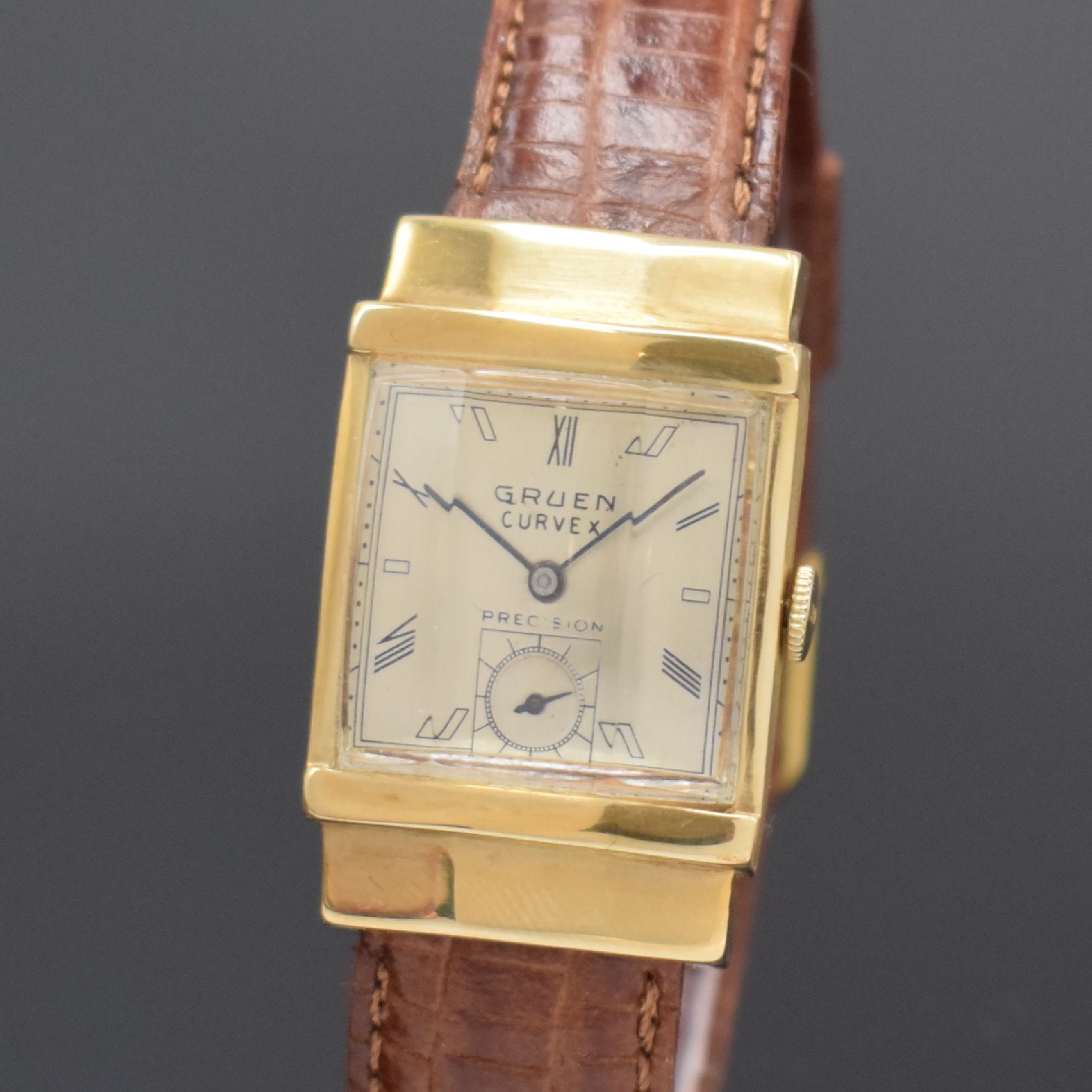 Detail a: GRUEN Curvex rechteckige Armbanduhr Ref. 440- 584 in GG 585/000, Schweiz / USA um 1940, Handaufzug, 2-tlg. Geh., facettierte, verdeckte Anstöße, ...