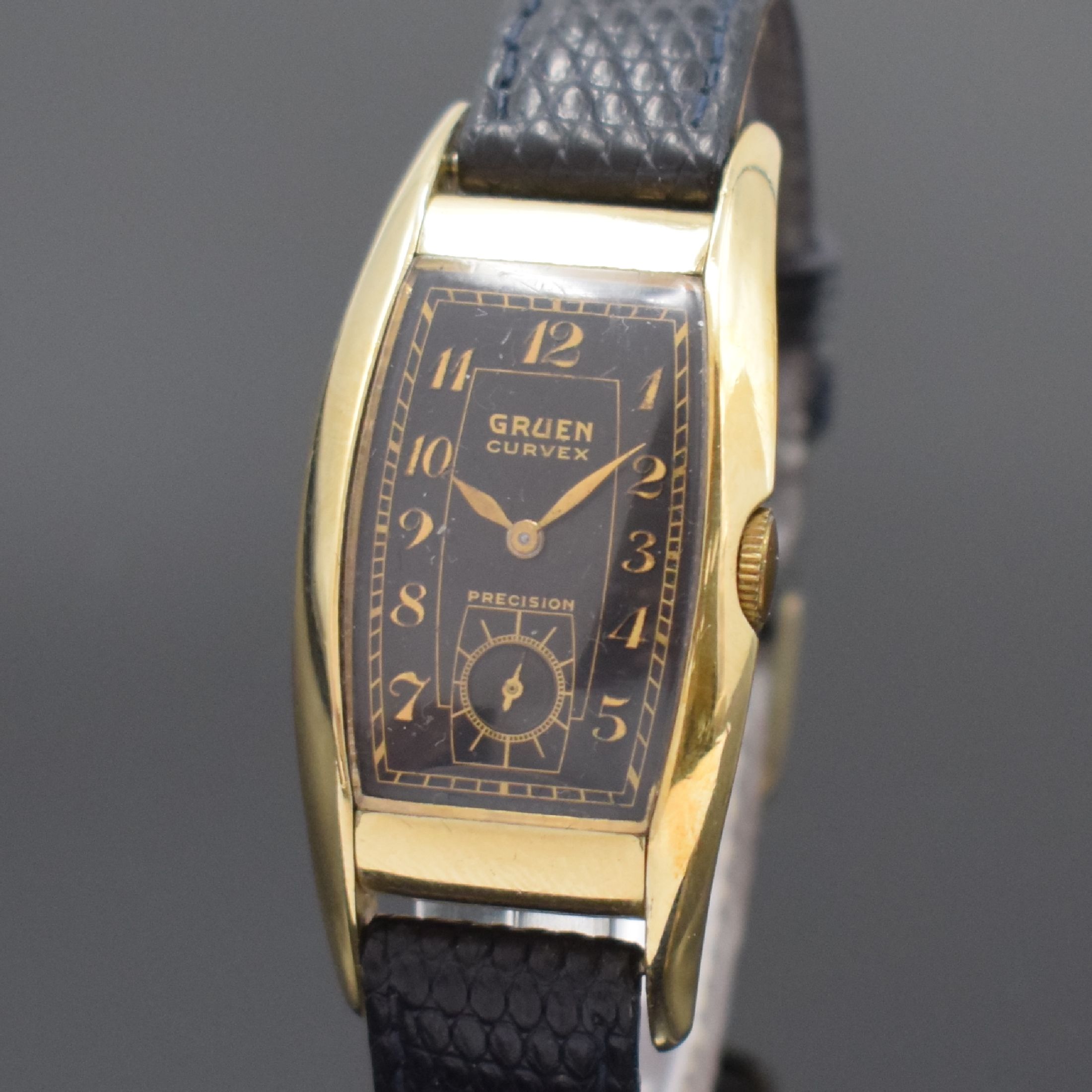 Detail a: GRUEN Curvex Precision rechteckige Armbanduhr Referenz 311 271 in 14k-goldfilled, Schweiz / USA um 1945, Handaufzug, stark gebogenes 2- tlg. Geh., ...