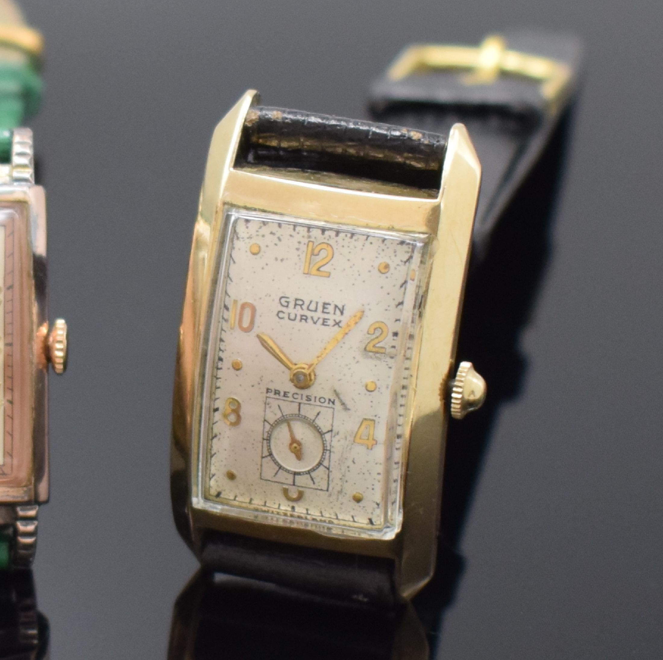 Detail a: GRUEN Curvex Precision 2 rechteckige Armbanduhren in 10k goldfilled, Schweiz / USA um 1945, Handaufzug, 2-tlg. Geh. Ref. 440 -448 u. 440-449, Böden ...