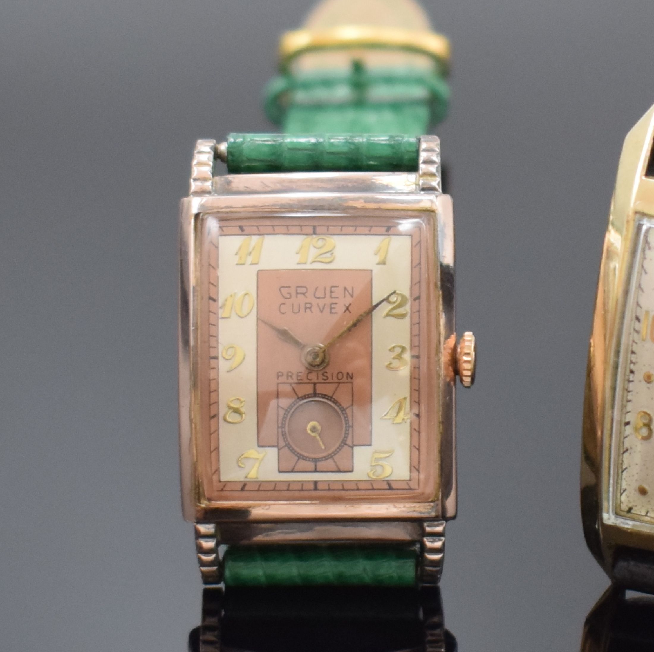 Detail b: GRUEN Curvex Precision 2 rechteckige Armbanduhren in 10k goldfilled, Schweiz / USA um 1945, Handaufzug, 2-tlg. Geh. Ref. 440 -448 u. 440-449, Böden ...