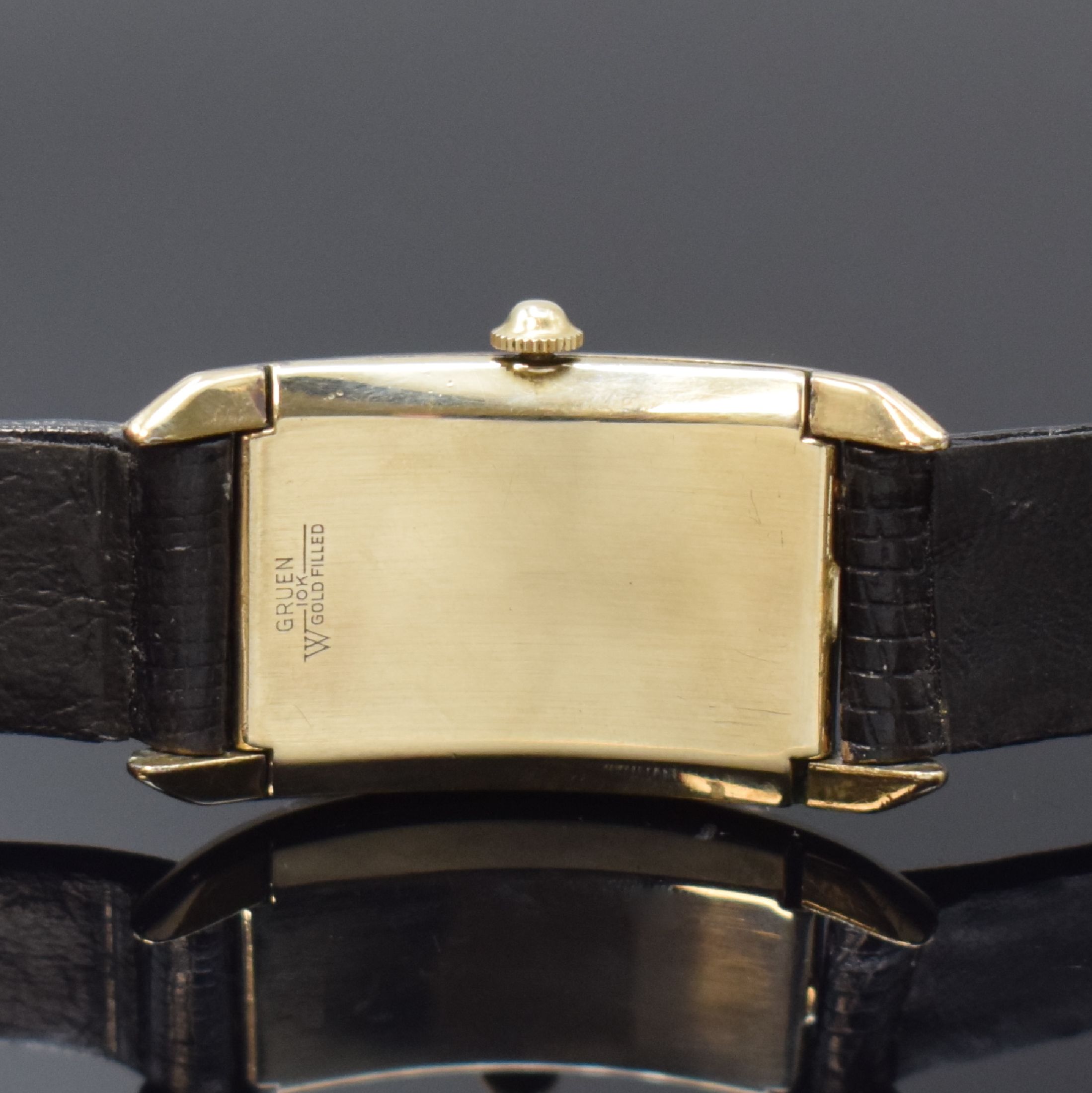 Detail d: GRUEN Curvex Precision 2 rechteckige Armbanduhren in 10k goldfilled, Schweiz / USA um 1945, Handaufzug, 2-tlg. Geh. Ref. 440 -448 u. 440-449, Böden ...
