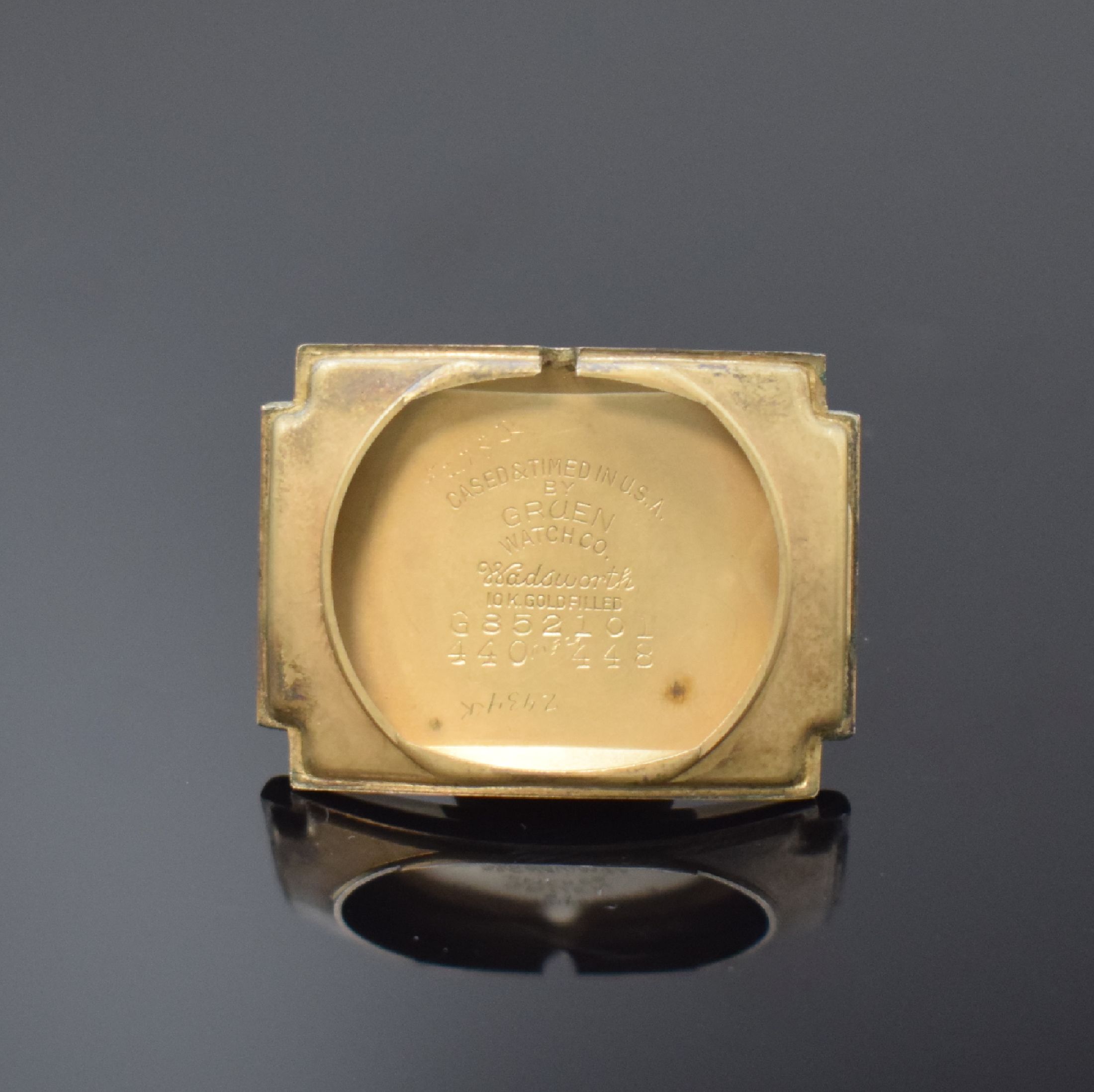 Detail e: GRUEN Curvex Precision 2 rechteckige Armbanduhren in 10k goldfilled, Schweiz / USA um 1945, Handaufzug, 2-tlg. Geh. Ref. 440 -448 u. 440-449, Böden ...