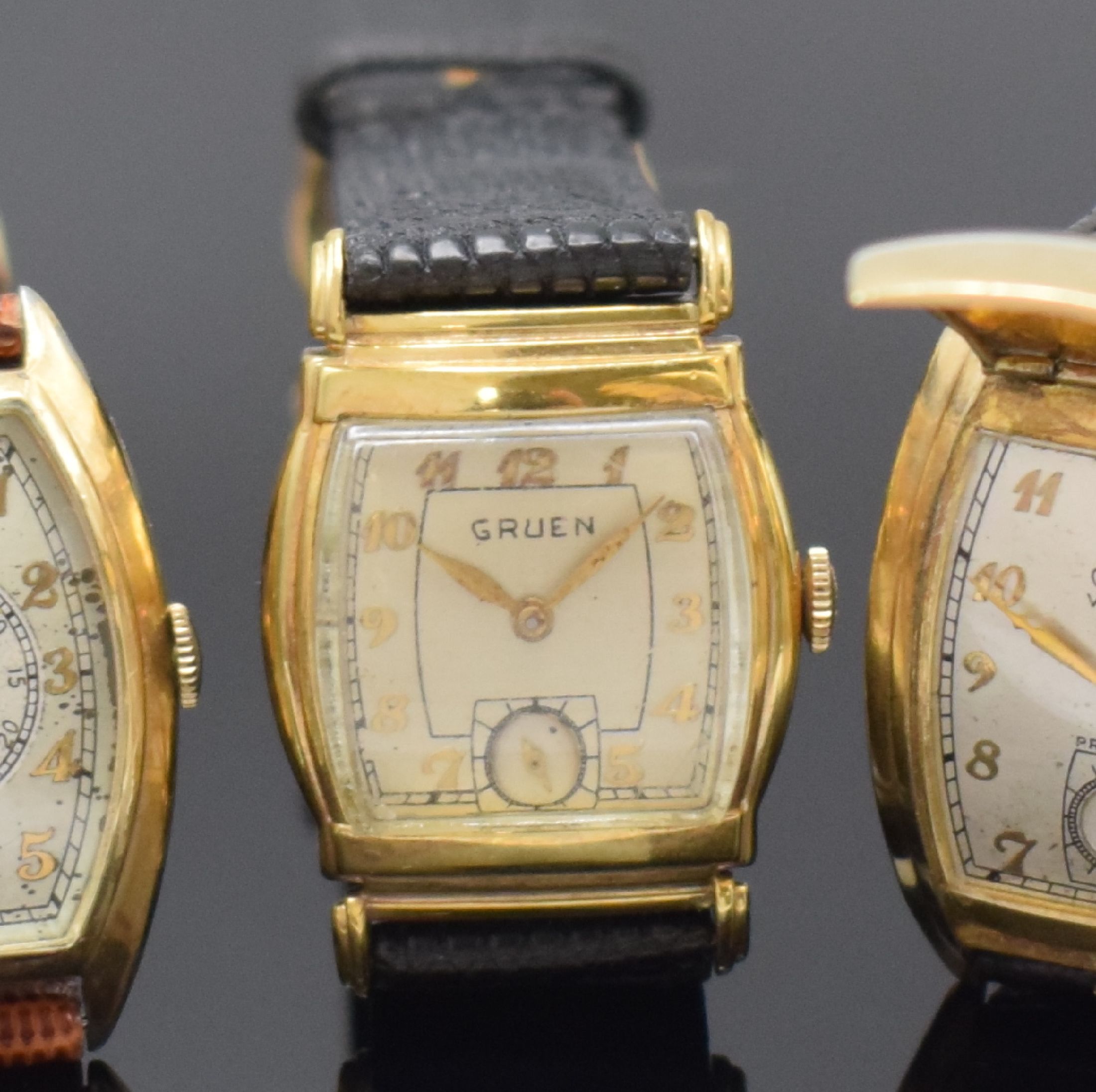 Detail b: GRUEN 3 10k-goldfilled Armbanduhren, Schweiz / USA um 1945, Handaufzug, 2-tlg. tonneau- förm. Geh., Böden in Stahl / goldfilled aufgedr., silb. ...