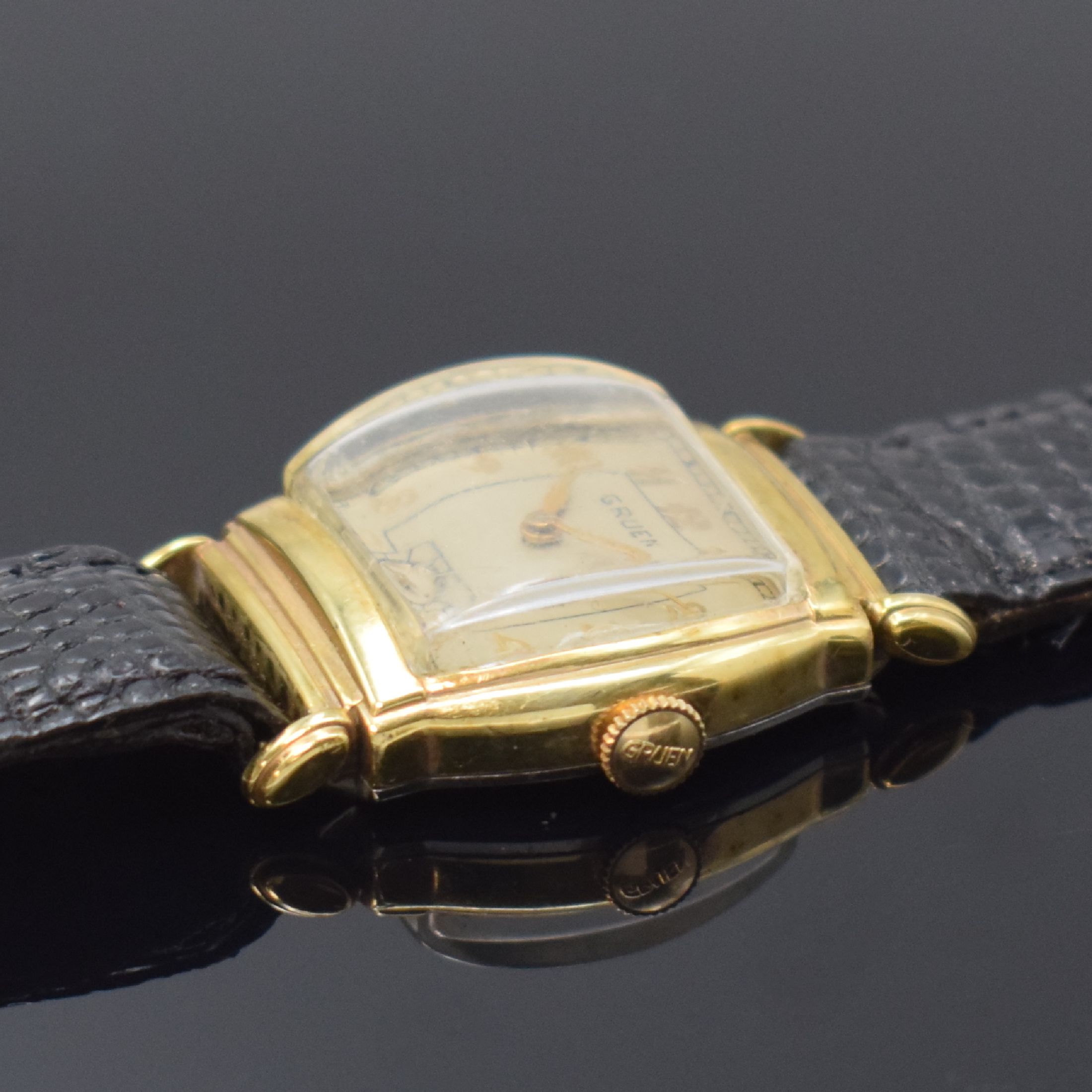 Detail g: GRUEN 3 10k-goldfilled Armbanduhren, Schweiz / USA um 1945, Handaufzug, 2-tlg. tonneau- förm. Geh., Böden in Stahl / goldfilled aufgedr., silb. ...
