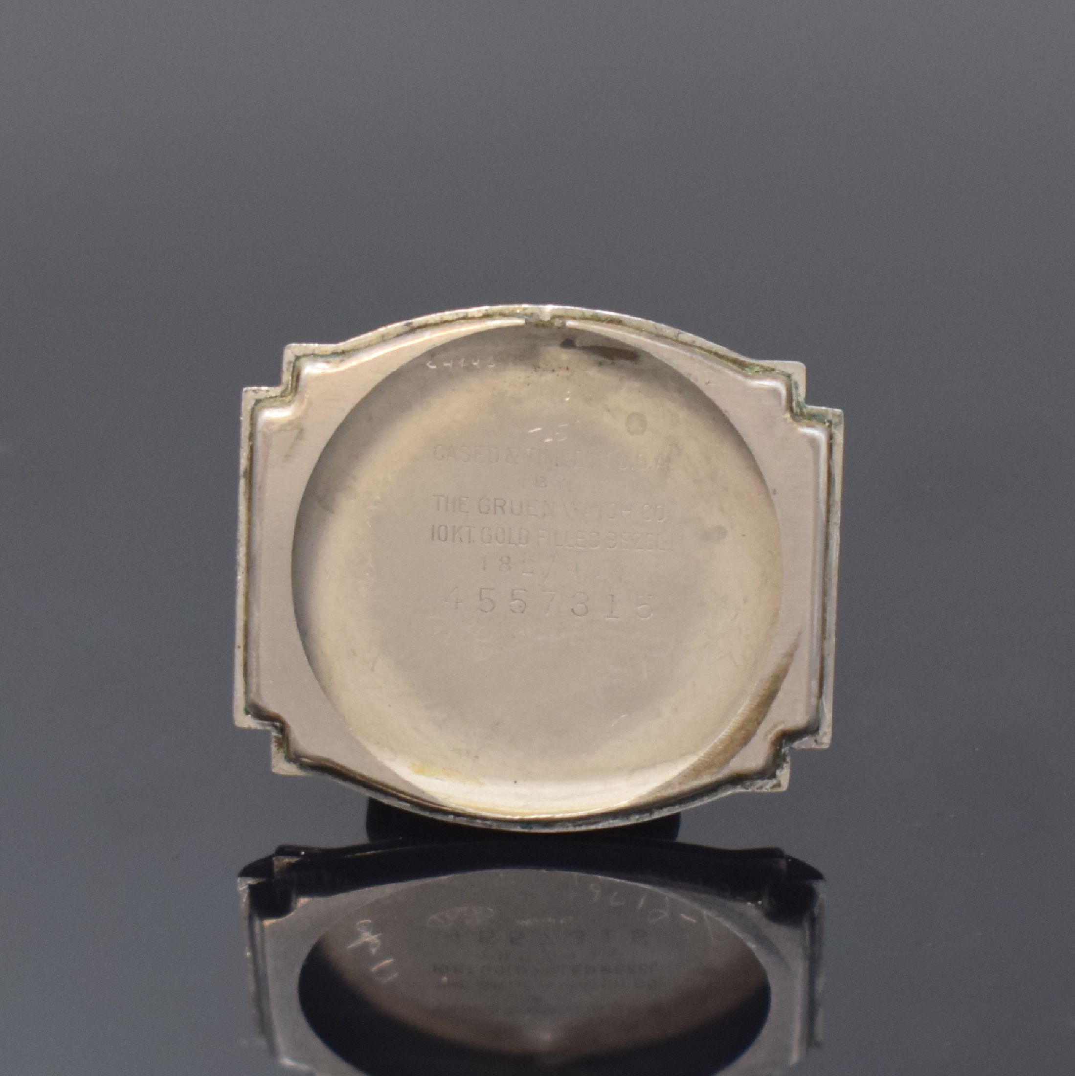 Detail i: GRUEN 3 10k-goldfilled Armbanduhren, Schweiz / USA um 1945, Handaufzug, 2-tlg. tonneau- förm. Geh., Böden in Stahl / goldfilled aufgedr., silb. ...