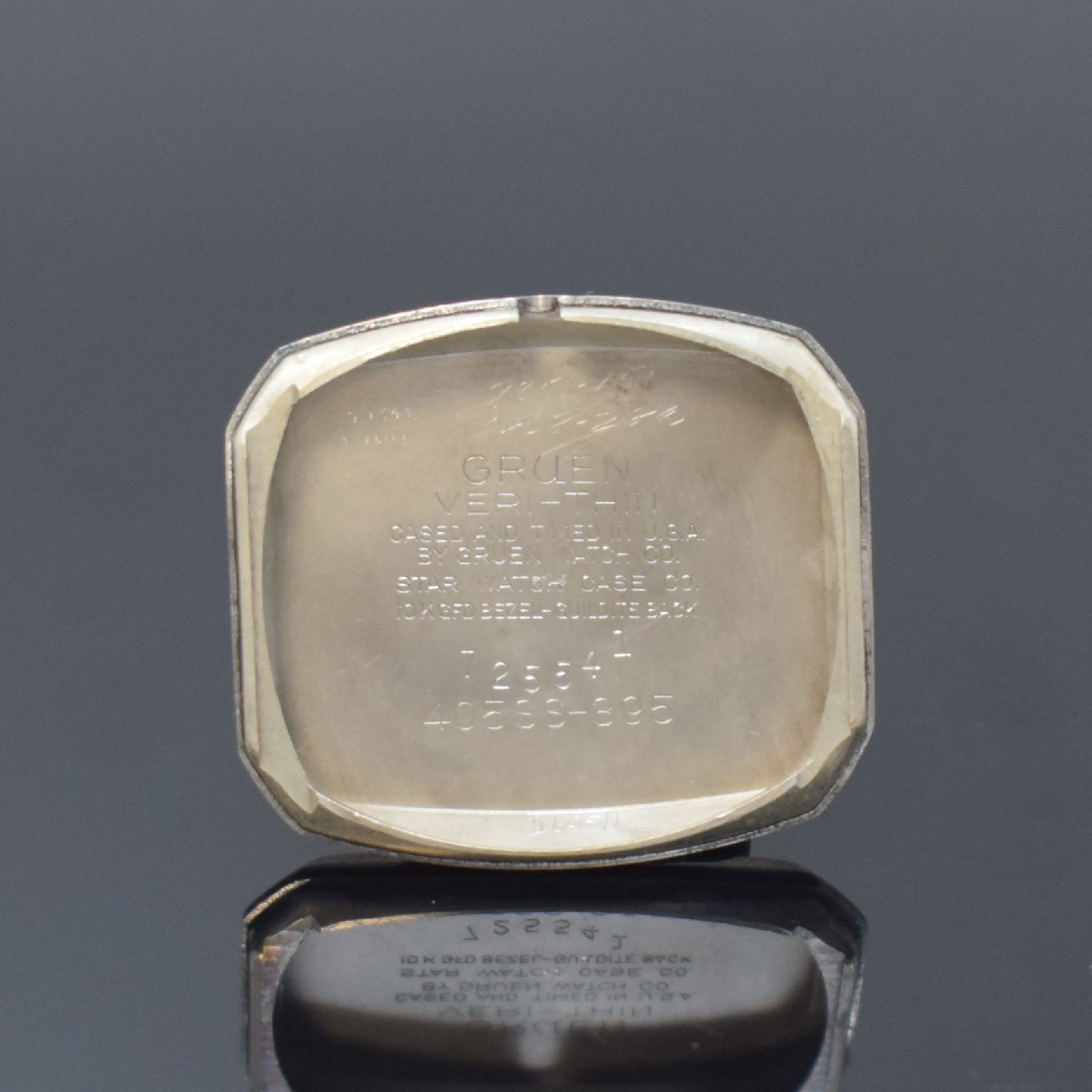 Detail l: GRUEN 3 10k-goldfilled Armbanduhren, Schweiz / USA um 1945, Handaufzug, 2-tlg. tonneau- förm. Geh., Böden in Stahl / goldfilled aufgedr., silb. ...