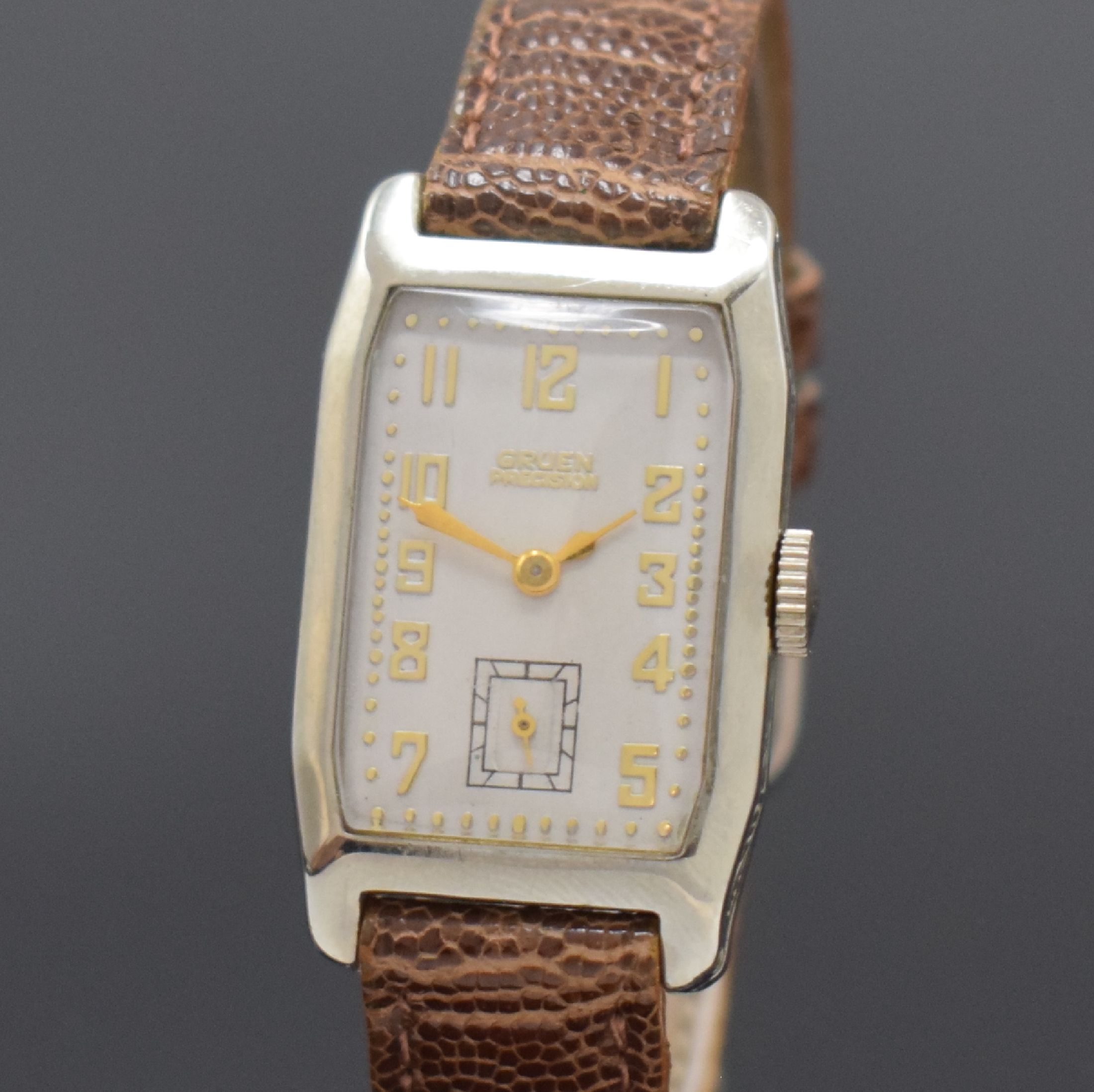 Detail a: GRUEN Precision rechteckige Armbanduhr in WG 14k, Schweiz / USA um 1925, Handaufzug, 2- tlg. Geh., Boden m. Widmungsgrav. aufgedr., silb. Zifferbl. ...