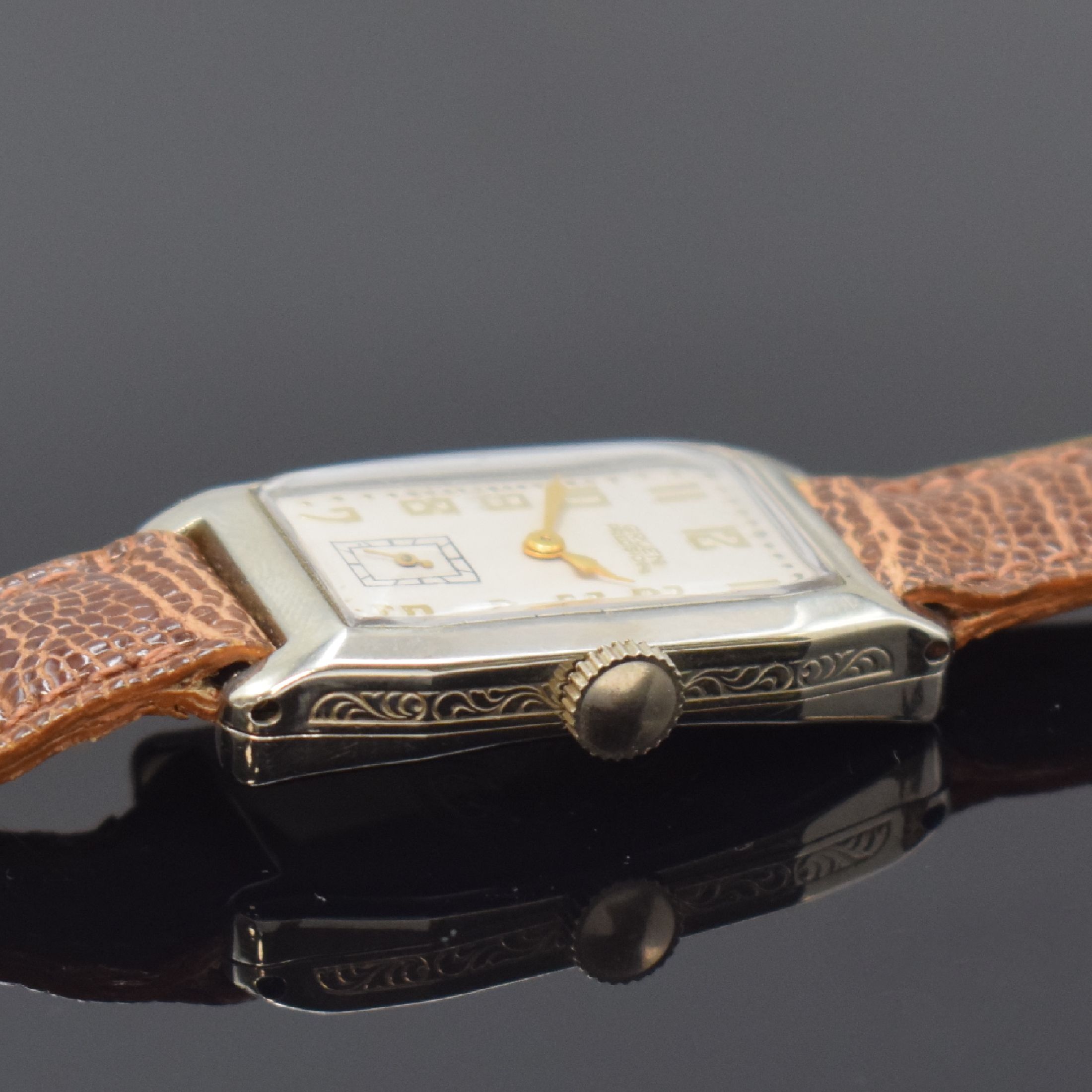 Detail b: GRUEN Precision rechteckige Armbanduhr in WG 14k, Schweiz / USA um 1925, Handaufzug, 2- tlg. Geh., Boden m. Widmungsgrav. aufgedr., silb. Zifferbl. ...