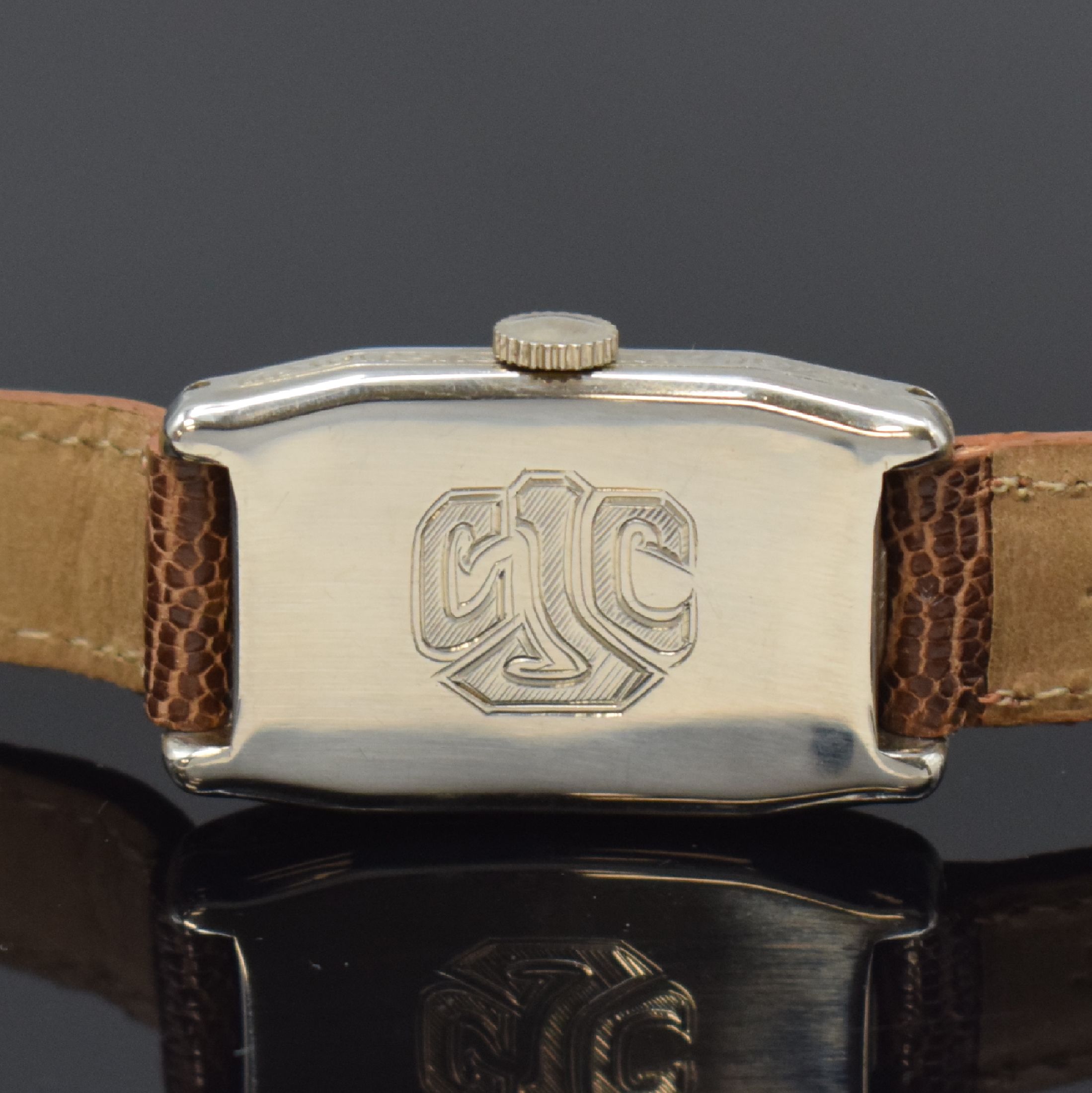 Detail d: GRUEN Precision rechteckige Armbanduhr in WG 14k, Schweiz / USA um 1925, Handaufzug, 2- tlg. Geh., Boden m. Widmungsgrav. aufgedr., silb. Zifferbl. ...