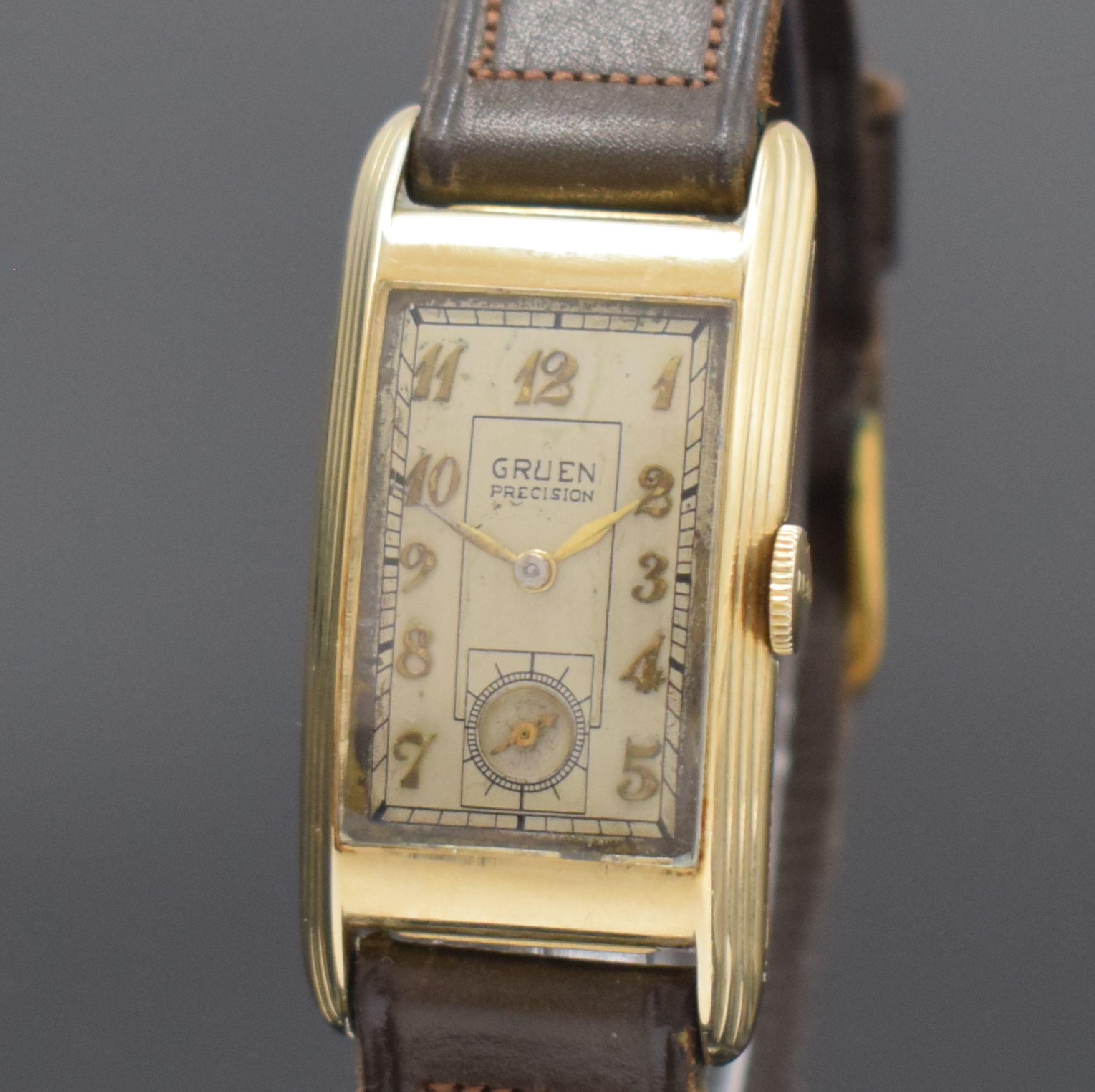 Detail a: GRUEN Precision rechteckige Armbanduhr in 14k Gelbgold, Schweiz / USA um 1940, Handaufzug, 2-tlg. Geh., gestufte Seiten, Boden aufgedr., silb. ...