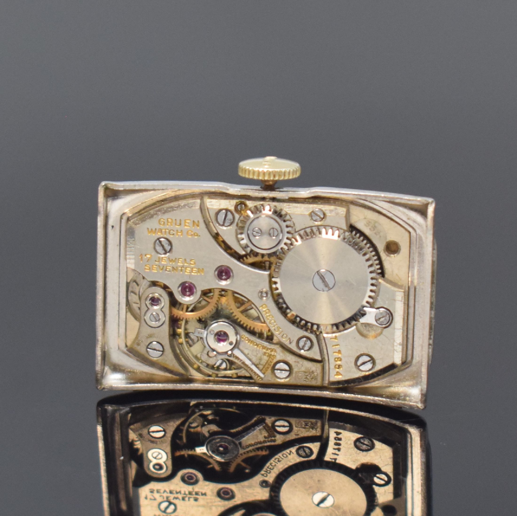 Detail d: GRUEN Precision rechteckige Armbanduhr in 14k Gelbgold, Schweiz / USA um 1940, Handaufzug, 2-tlg. Geh., gestufte Seiten, Boden aufgedr., silb. ...