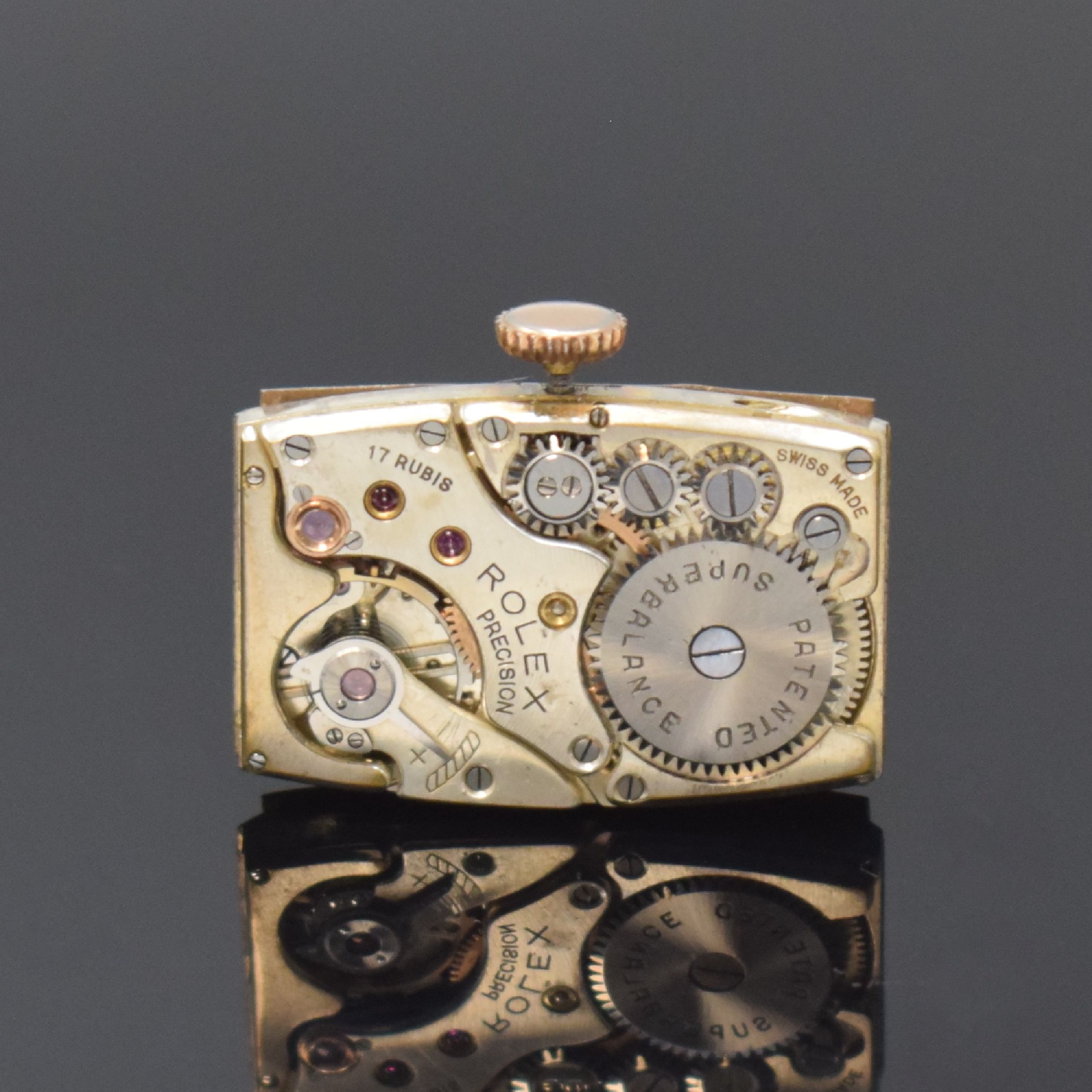 Detail e: ROLEX rechteckige Armbanduhr Referenz 3059 in RG 9k, Handaufzug, stark gebogenes 2-tlg. Geh., Boden aufgedr., silb. Zifferbl. rest., vers. Formwerk, ...