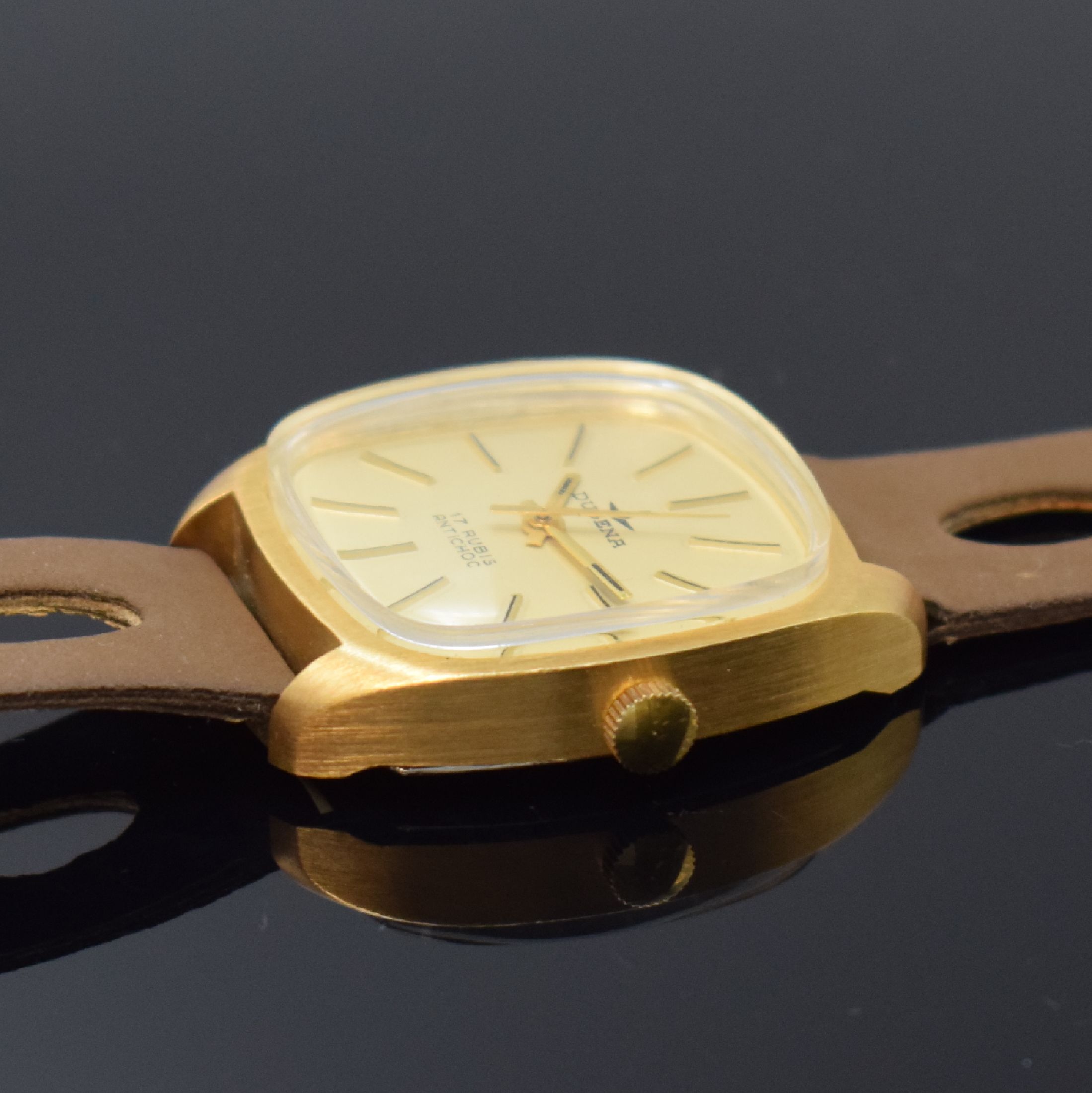 Detail d: DUGENA 6 vergoldete Armbanduhren aus Lagerbestand, Schweiz um 1970, Handaufzug, 2-tlg. Geh. m. Stahlboden, 4 x aufgedr., 2 x verschr., verschiedene ...