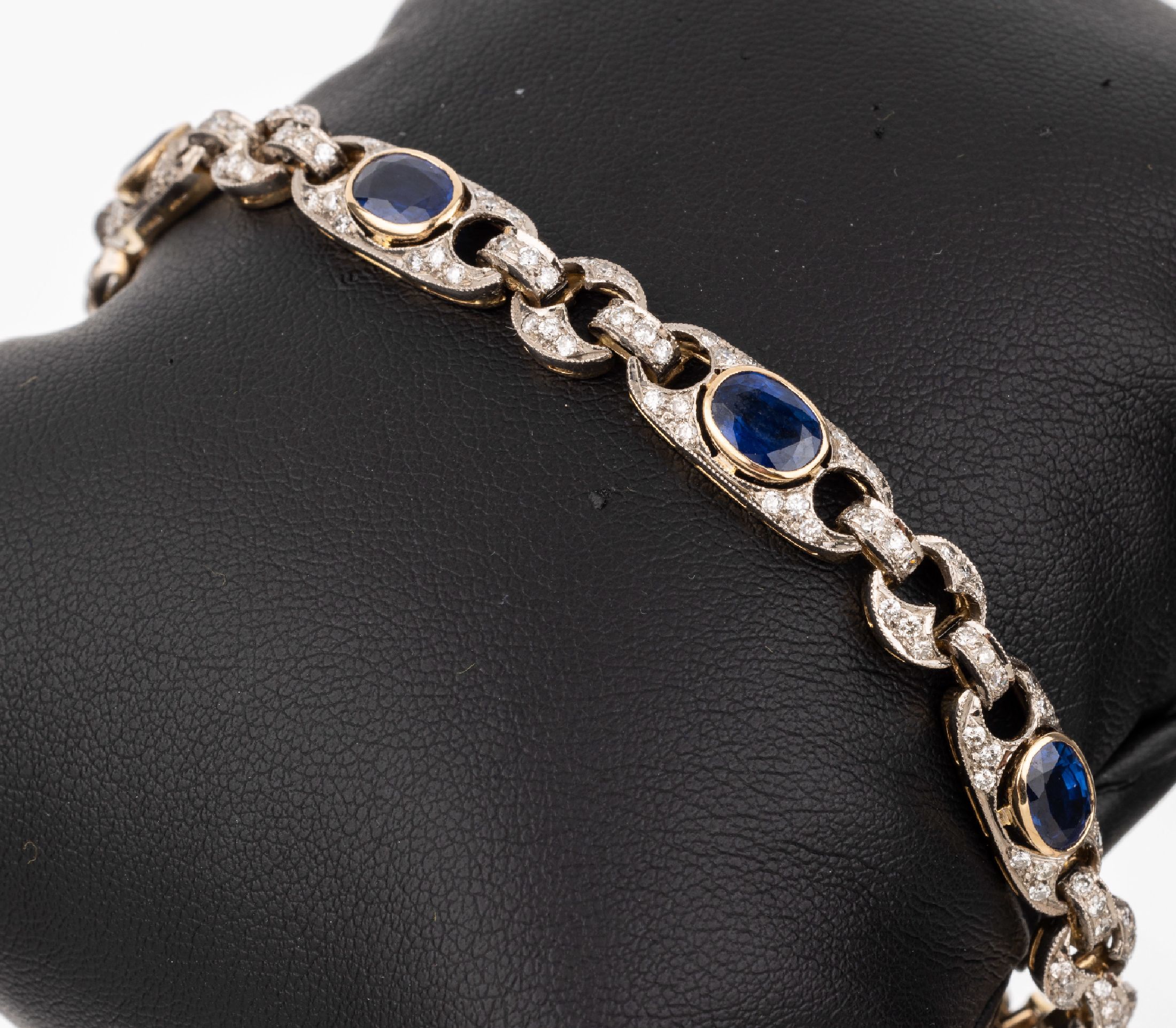 18 kt Gold Art-Deco Saphir-Diamant-Armband, um1930, WG/GG 750/000, offen gearbeitet, 7 ovalfacett. Saphire zus. ca. 14.50 ct, 181 Diamanten zus. ca. ...