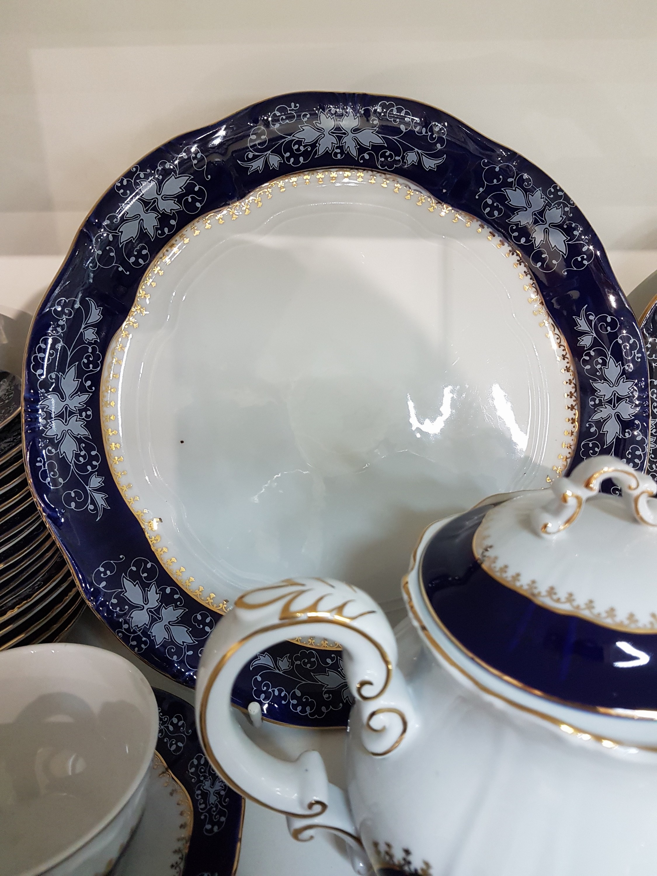 Detail e: Teeservice, Zsolnay Pecs, Ungarn, Pompadour, Porzellan, kobaltblaue Bordüre, Goldstaffage, 11 Tassen mit UT, 12 Kuchenteller, Kaffeekanne, ...
