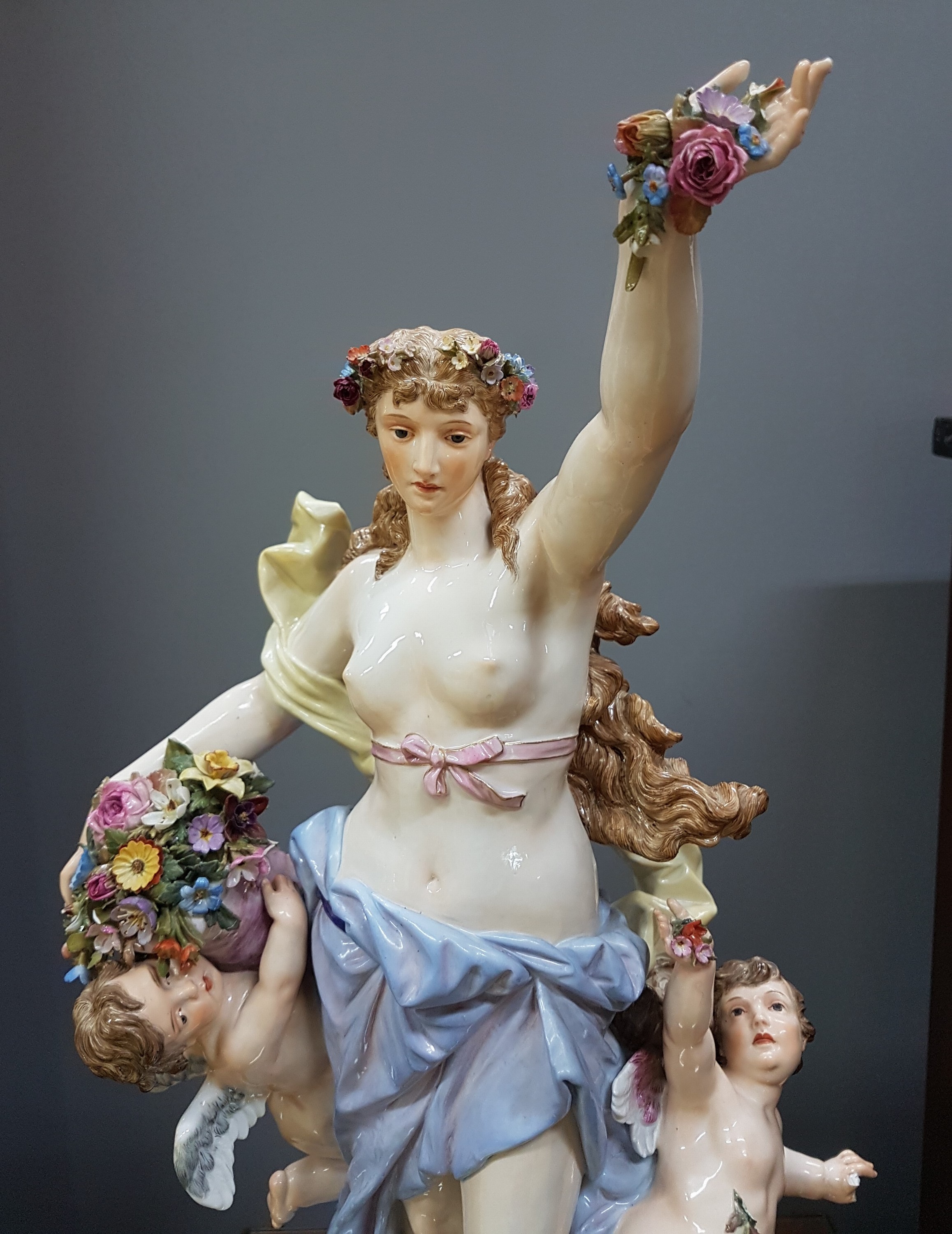 Detail a: Seltene Große Figurengruppe, "Flora mit Amoretten", Entw. Friedrich Rentsch, Meissen, 1885-1923, 2. Wahl, Porzellan, stehende Flora mit ...