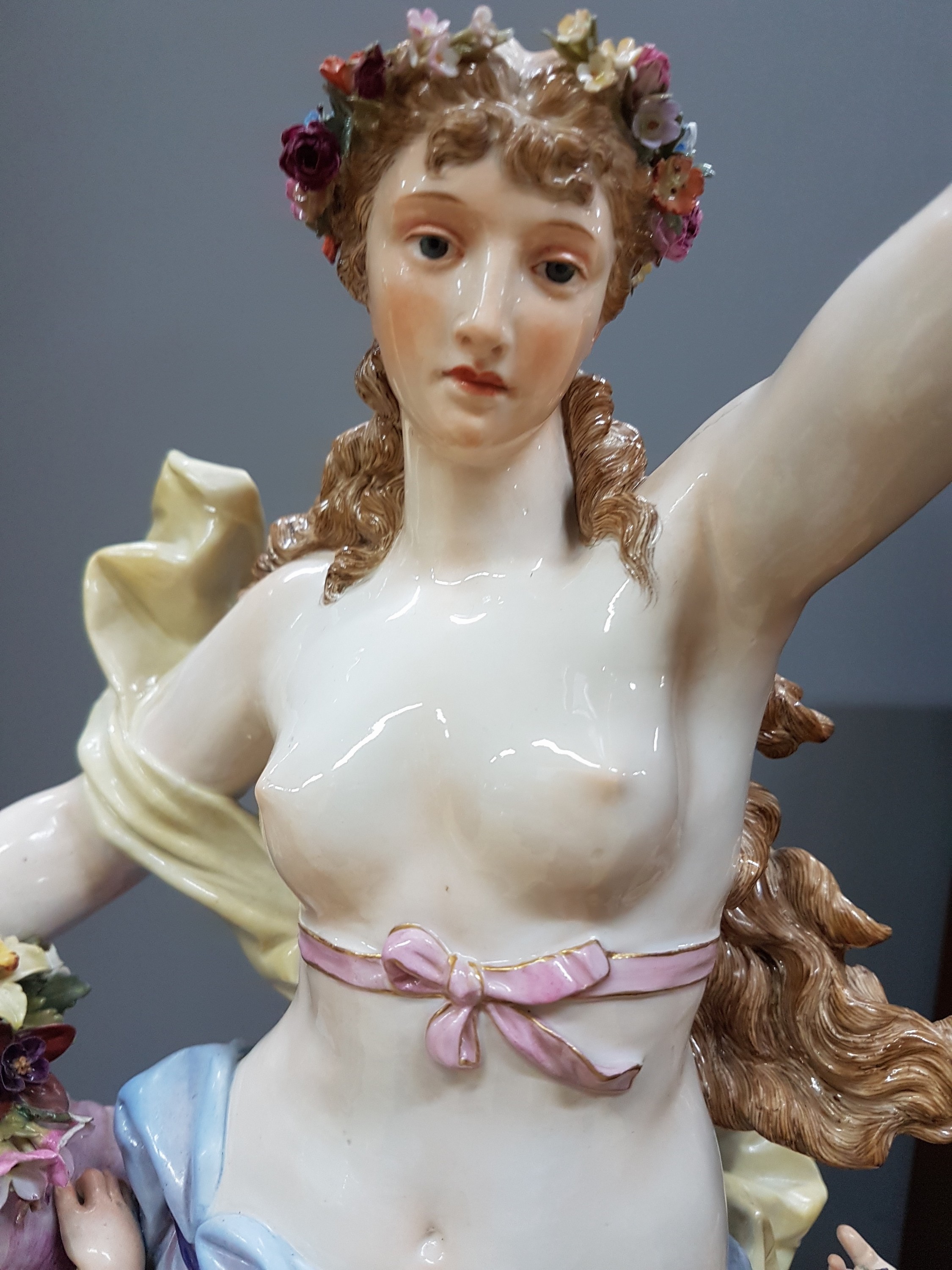 Detail b: Seltene Große Figurengruppe, "Flora mit Amoretten", Entw. Friedrich Rentsch, Meissen, 1885-1923, 2. Wahl, Porzellan, stehende Flora mit ...