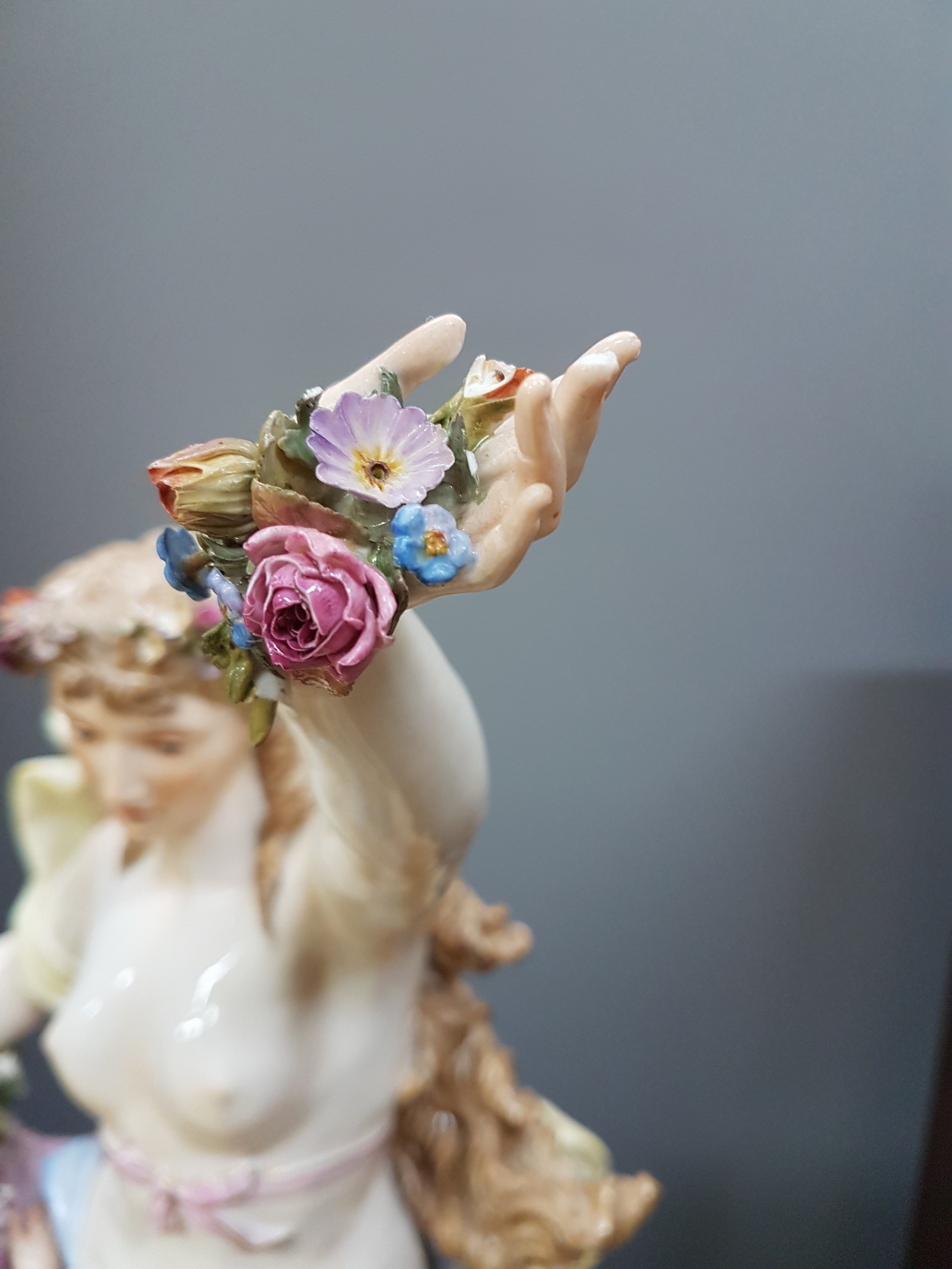 Detail c: Seltene Große Figurengruppe, "Flora mit Amoretten", Entw. Friedrich Rentsch, Meissen, 1885-1923, 2. Wahl, Porzellan, stehende Flora mit ...