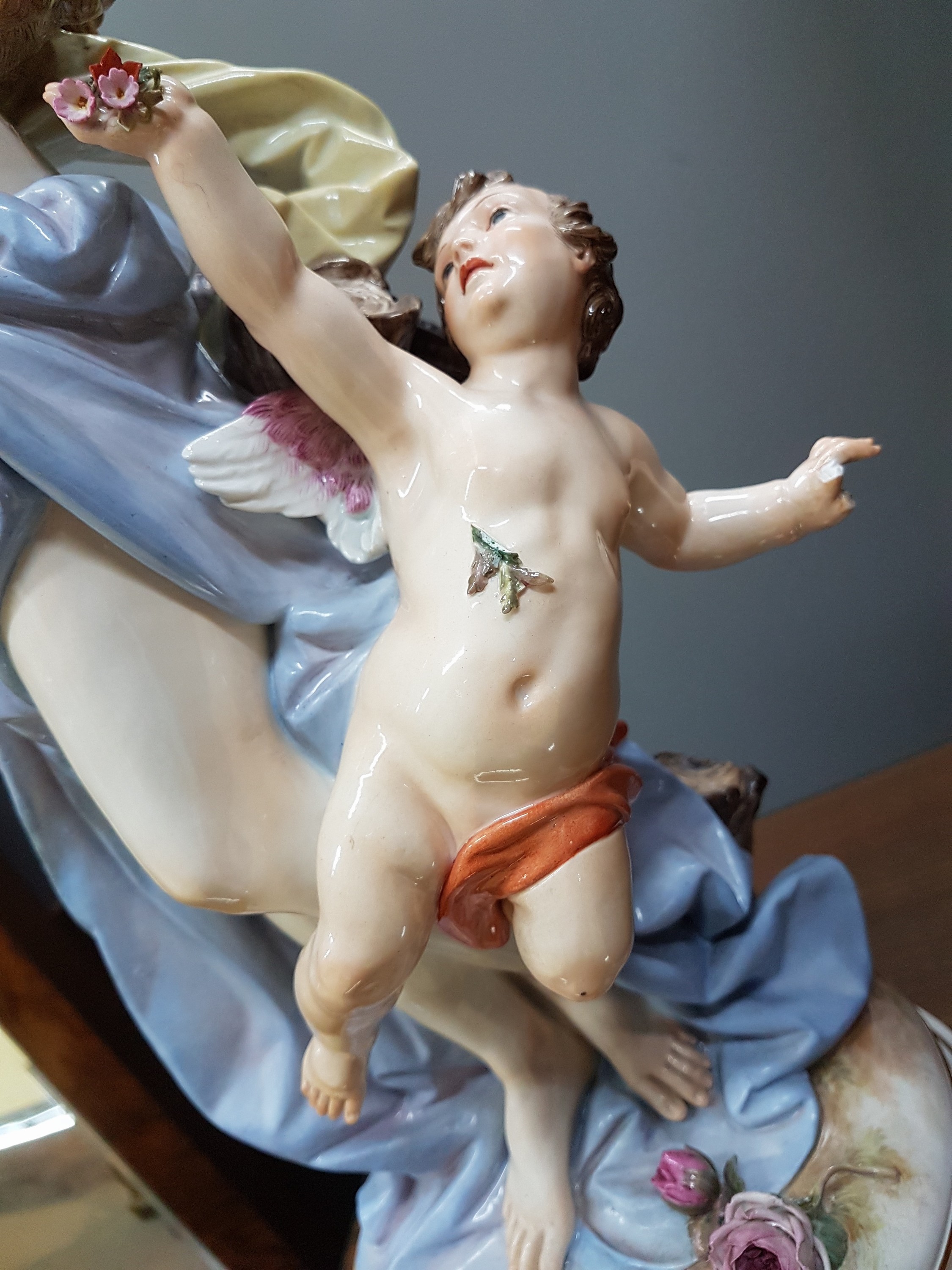 Detail d: Seltene Große Figurengruppe, "Flora mit Amoretten", Entw. Friedrich Rentsch, Meissen, 1885-1923, 2. Wahl, Porzellan, stehende Flora mit ...