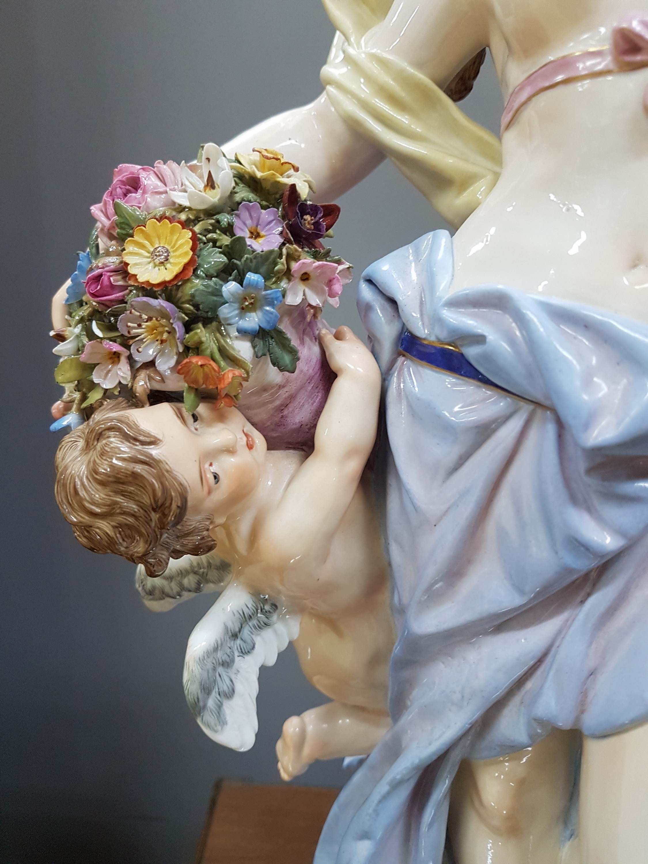 Detail e: Seltene Große Figurengruppe, "Flora mit Amoretten", Entw. Friedrich Rentsch, Meissen, 1885-1923, 2. Wahl, Porzellan, stehende Flora mit ...