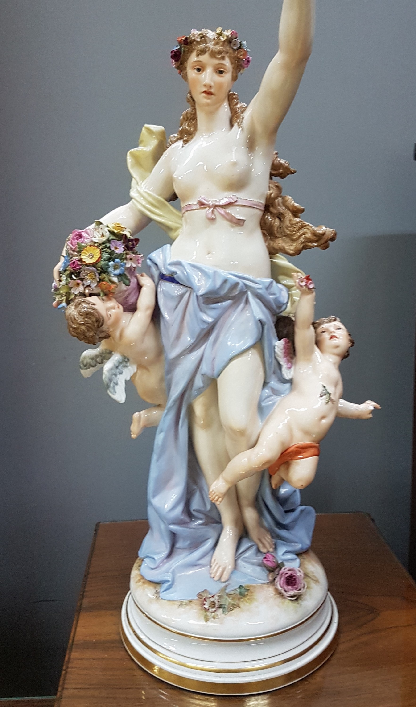 Detail g: Seltene Große Figurengruppe, "Flora mit Amoretten", Entw. Friedrich Rentsch, Meissen, 1885-1923, 2. Wahl, Porzellan, stehende Flora mit ...