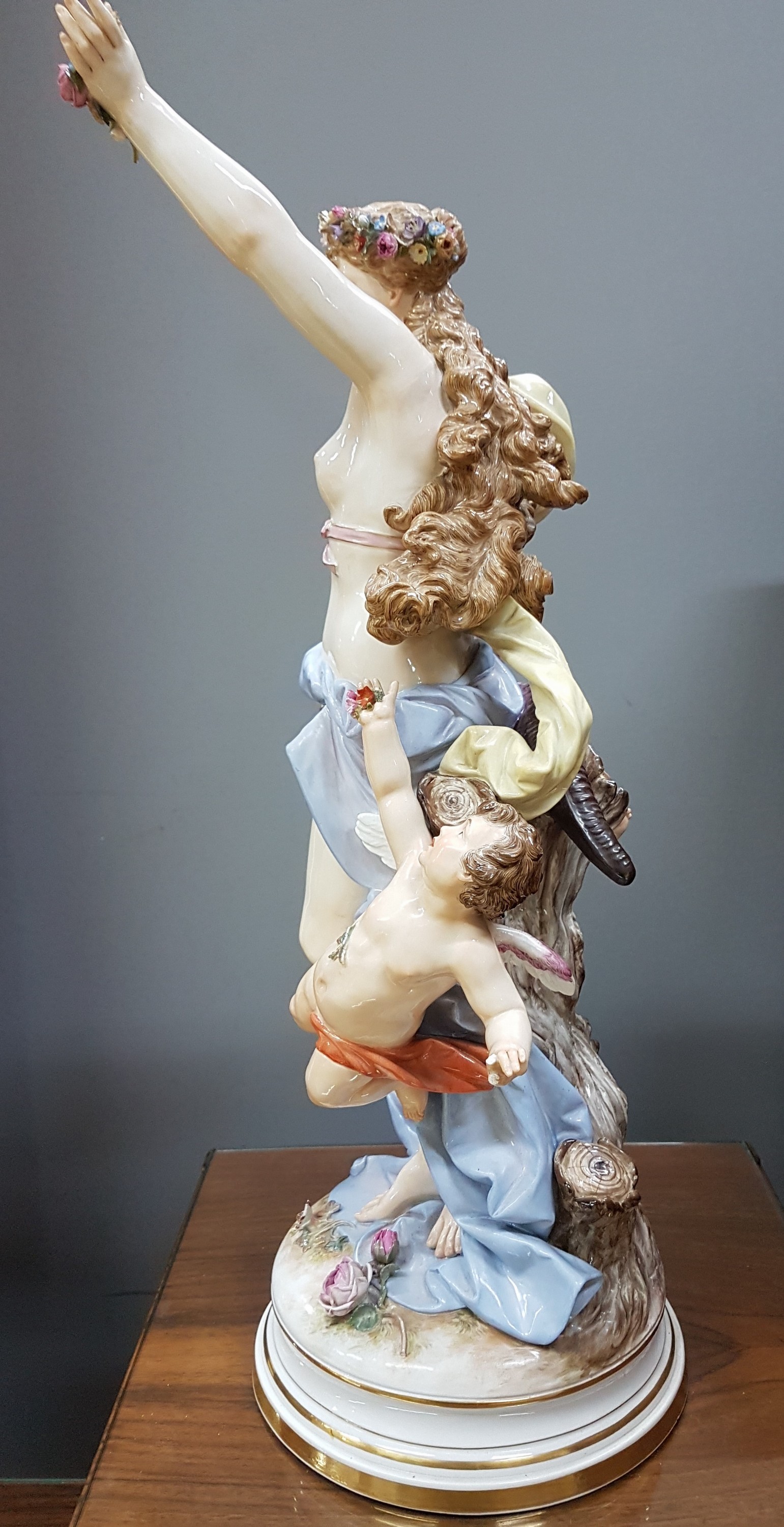 Detail h: Seltene Große Figurengruppe, "Flora mit Amoretten", Entw. Friedrich Rentsch, Meissen, 1885-1923, 2. Wahl, Porzellan, stehende Flora mit ...