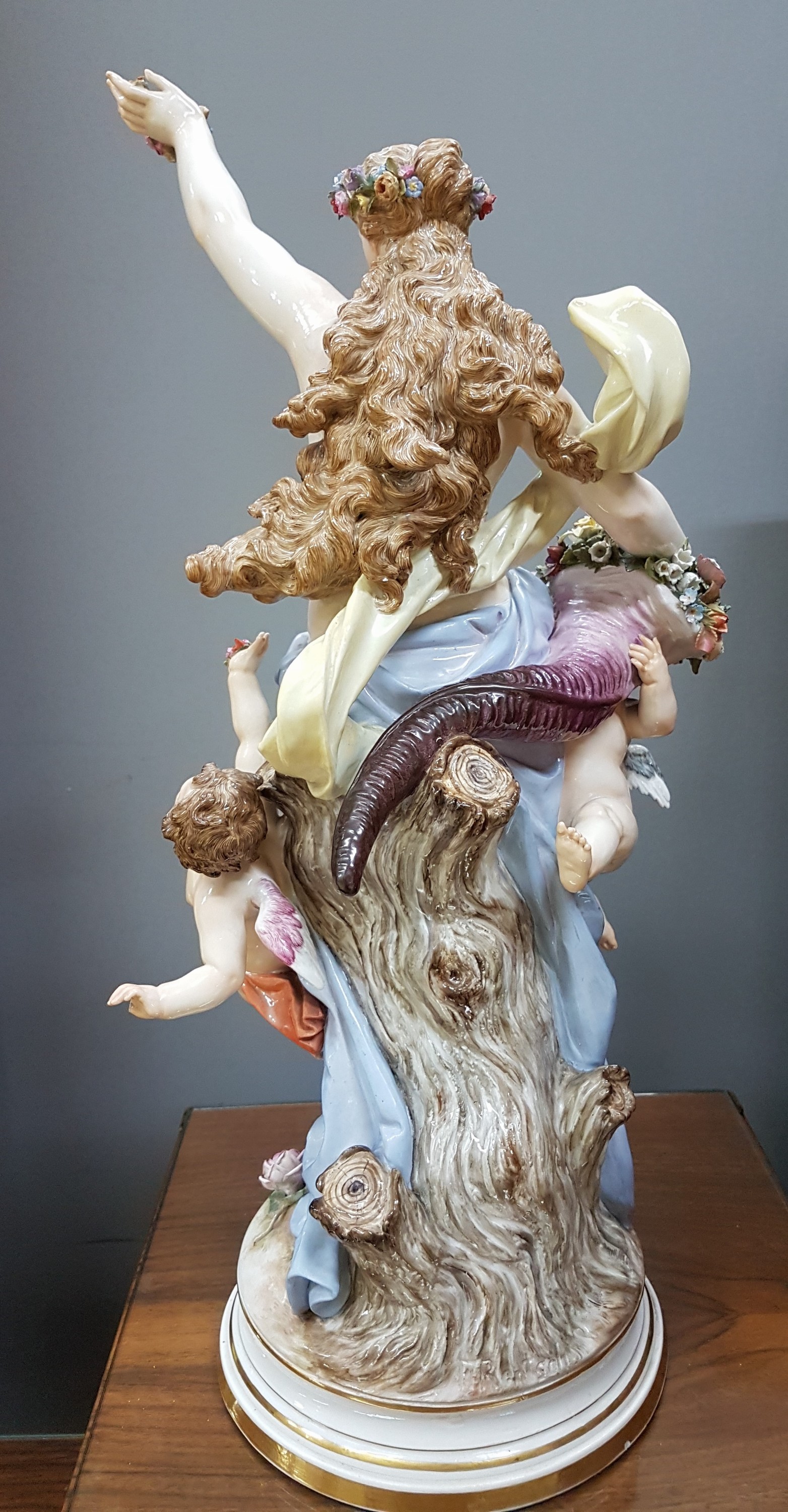 Detail i: Seltene Große Figurengruppe, "Flora mit Amoretten", Entw. Friedrich Rentsch, Meissen, 1885-1923, 2. Wahl, Porzellan, stehende Flora mit ...