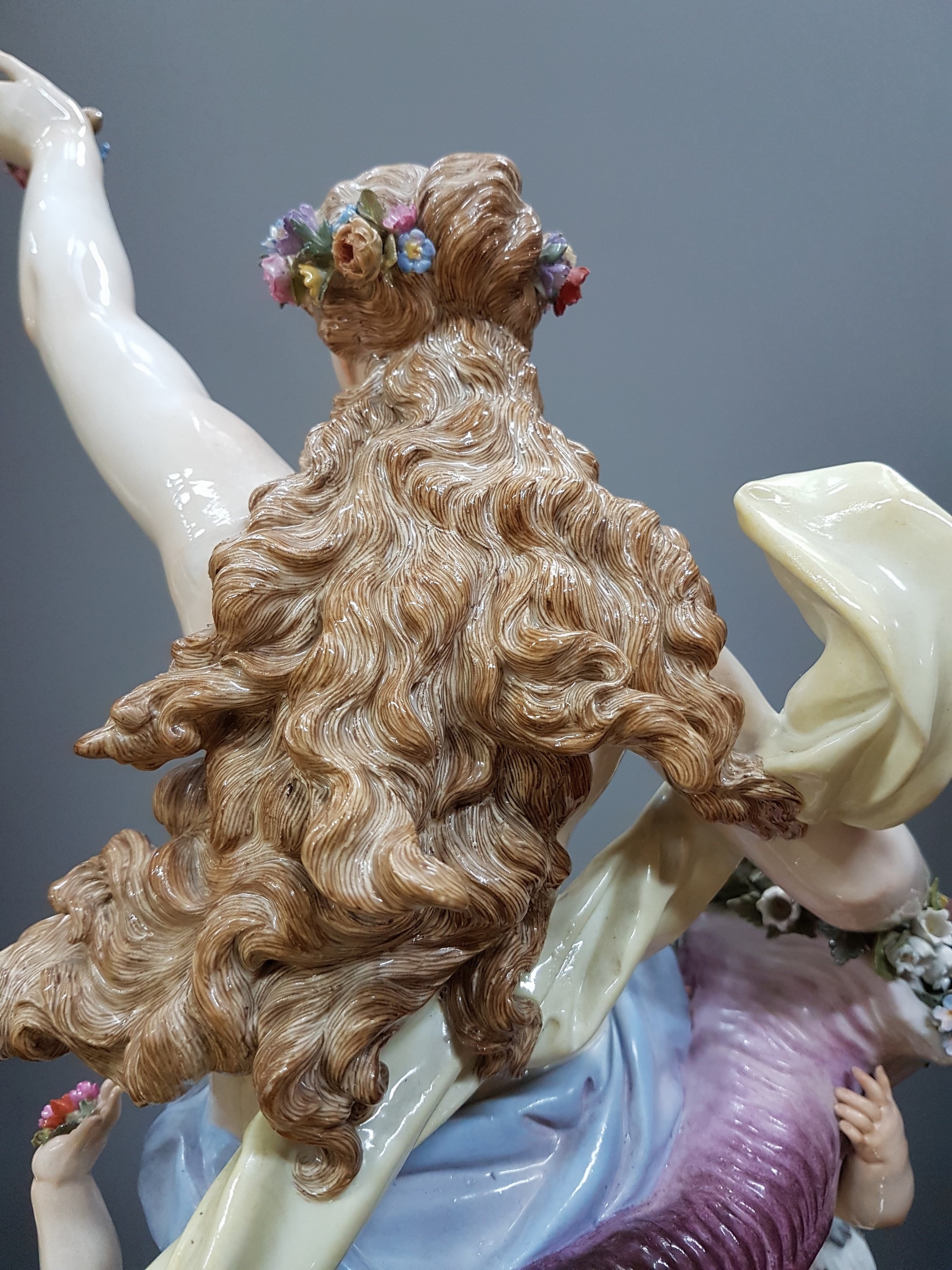 Detail j: Seltene Große Figurengruppe, "Flora mit Amoretten", Entw. Friedrich Rentsch, Meissen, 1885-1923, 2. Wahl, Porzellan, stehende Flora mit ...