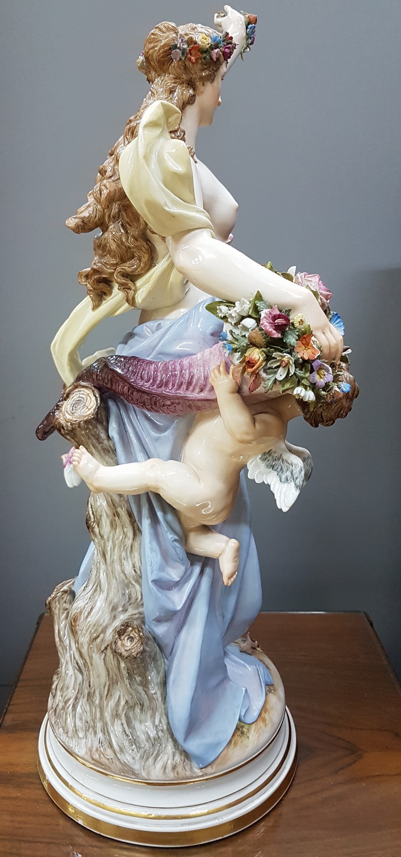 Detail k: Seltene Große Figurengruppe, "Flora mit Amoretten", Entw. Friedrich Rentsch, Meissen, 1885-1923, 2. Wahl, Porzellan, stehende Flora mit ...