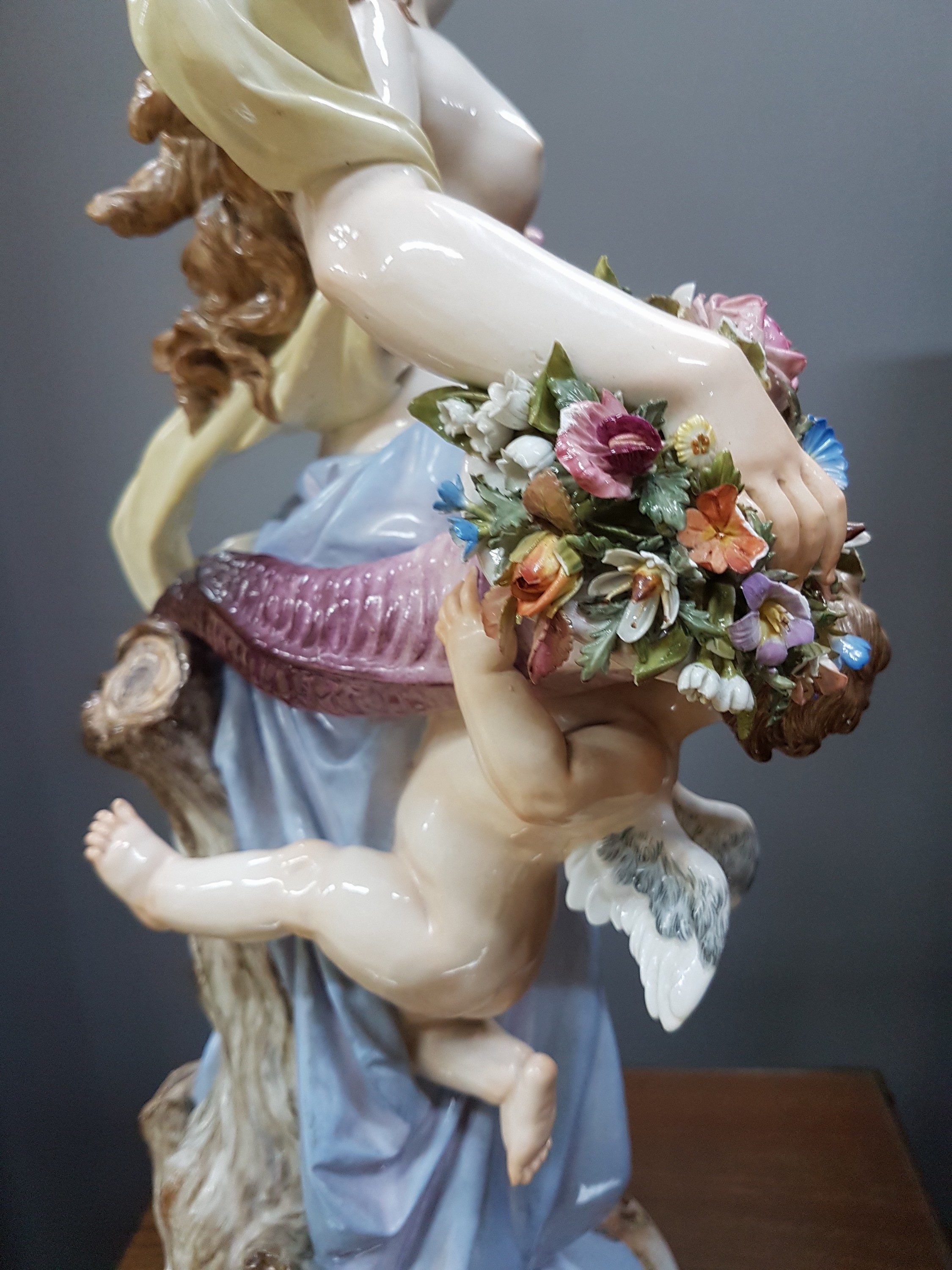 Detail l: Seltene Große Figurengruppe, "Flora mit Amoretten", Entw. Friedrich Rentsch, Meissen, 1885-1923, 2. Wahl, Porzellan, stehende Flora mit ...