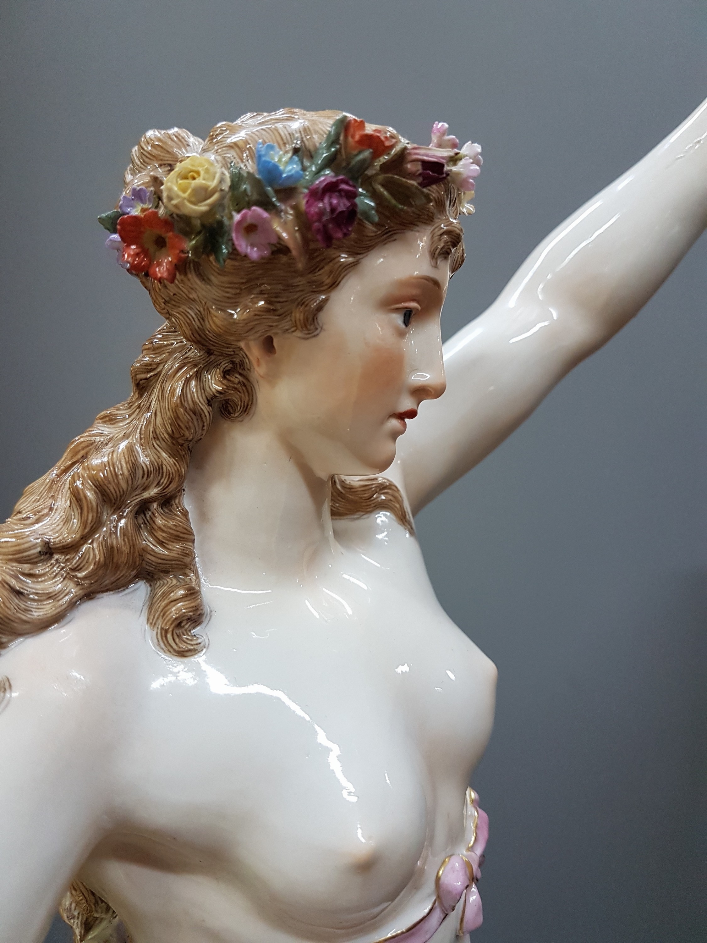 Detail m: Seltene Große Figurengruppe, "Flora mit Amoretten", Entw. Friedrich Rentsch, Meissen, 1885-1923, 2. Wahl, Porzellan, stehende Flora mit ...
