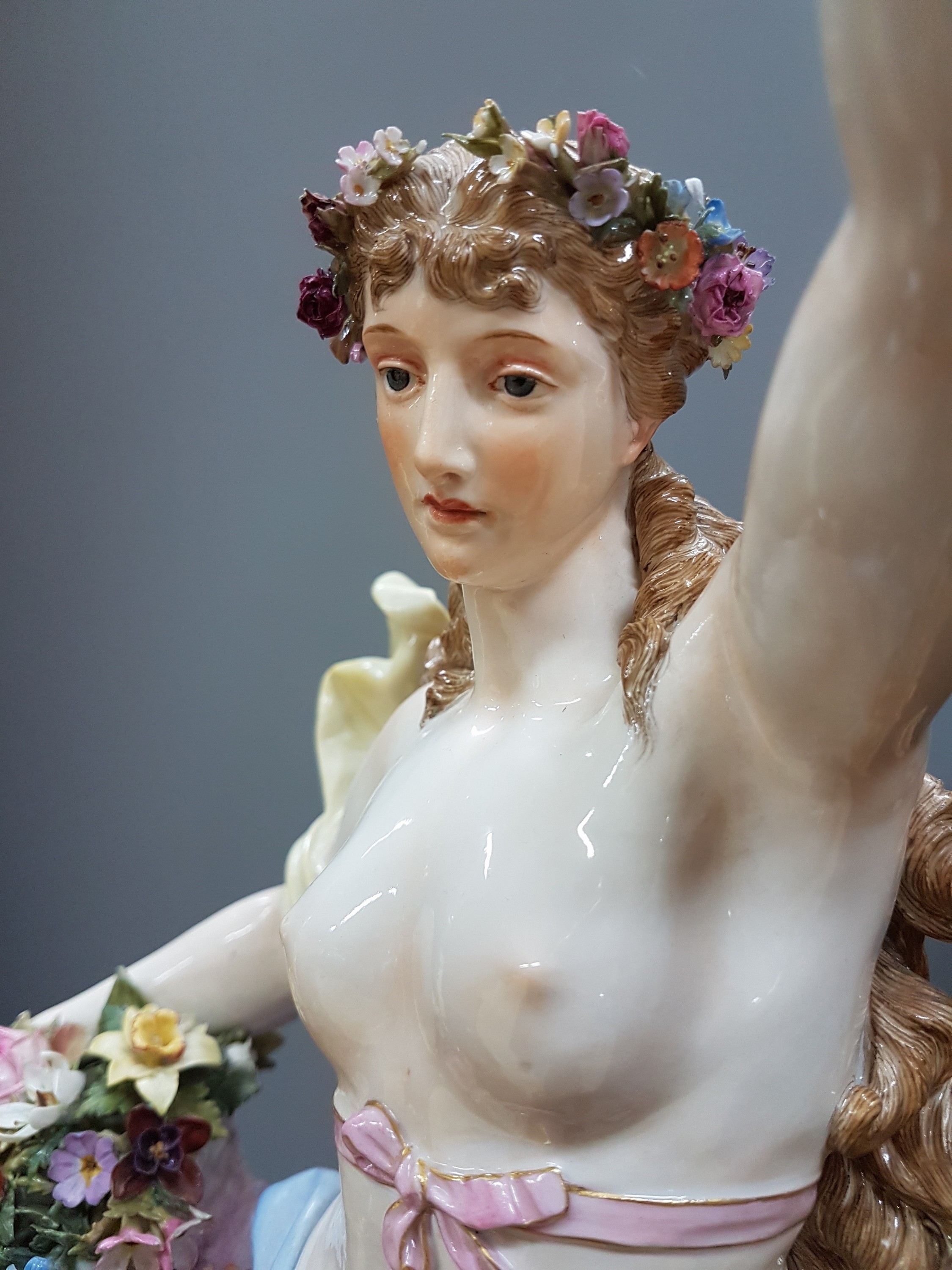 Detail n: Seltene Große Figurengruppe, "Flora mit Amoretten", Entw. Friedrich Rentsch, Meissen, 1885-1923, 2. Wahl, Porzellan, stehende Flora mit ...