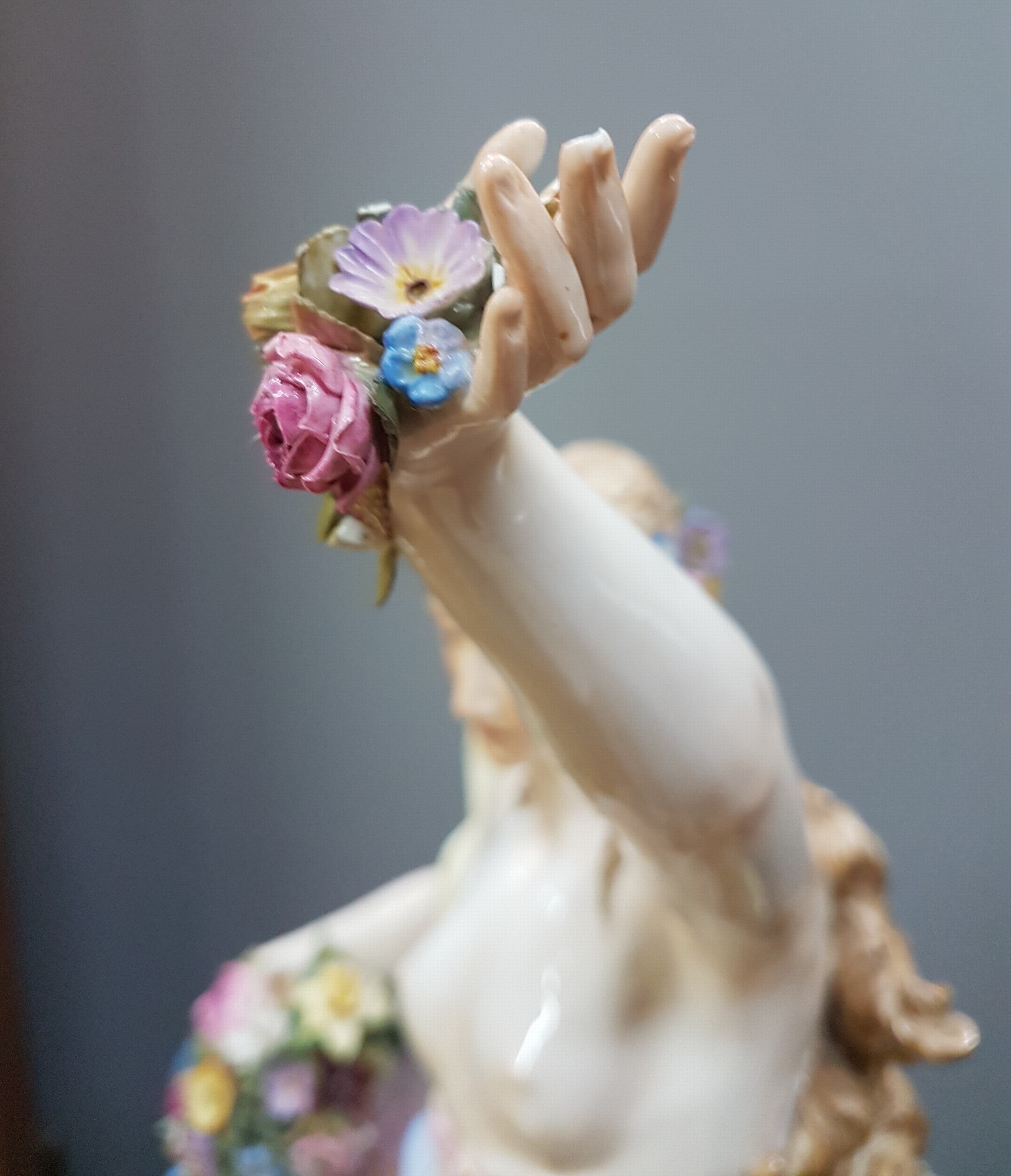 Detail o: Seltene Große Figurengruppe, "Flora mit Amoretten", Entw. Friedrich Rentsch, Meissen, 1885-1923, 2. Wahl, Porzellan, stehende Flora mit ...