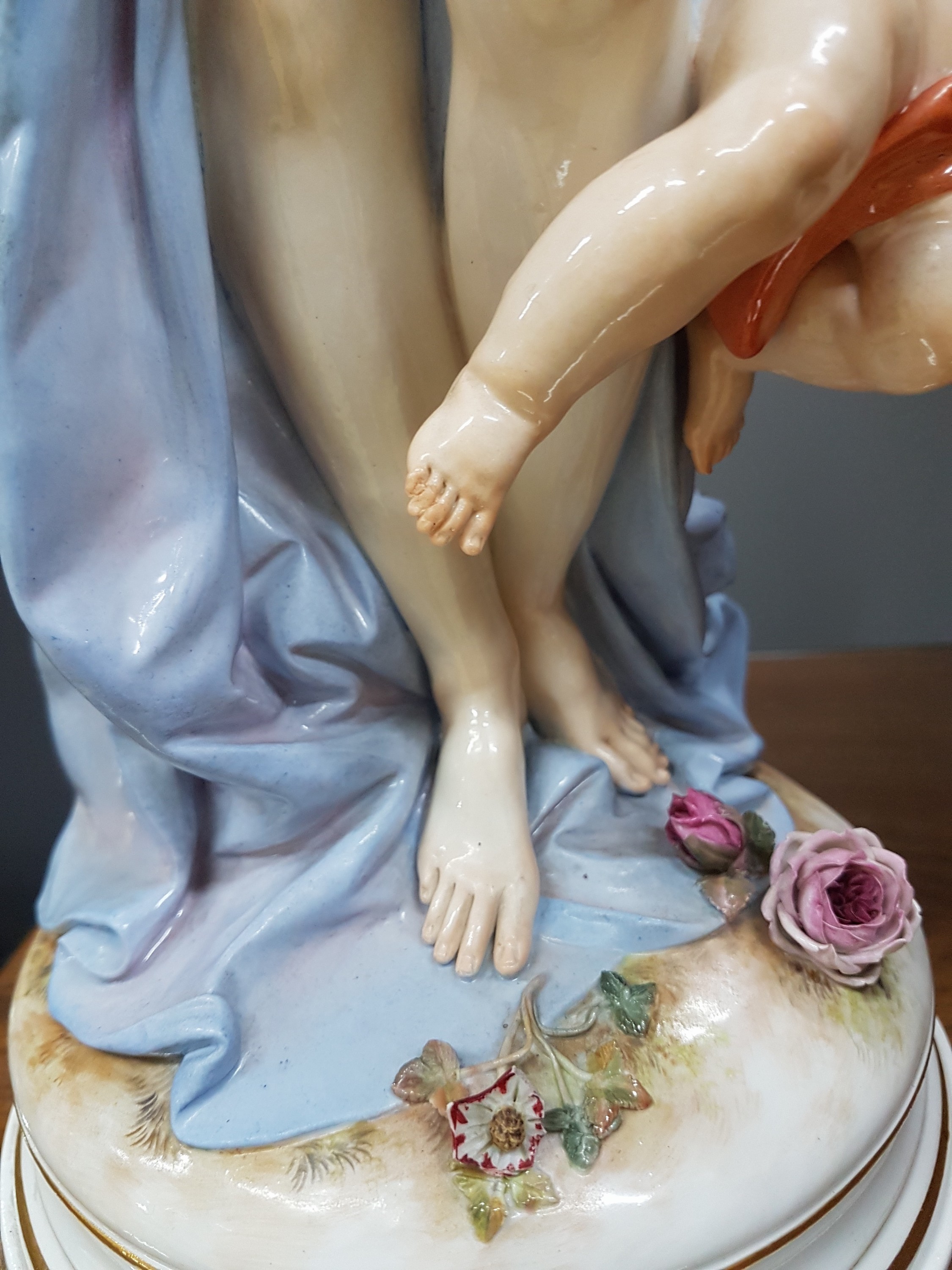 Detail q: Seltene Große Figurengruppe, "Flora mit Amoretten", Entw. Friedrich Rentsch, Meissen, 1885-1923, 2. Wahl, Porzellan, stehende Flora mit ...