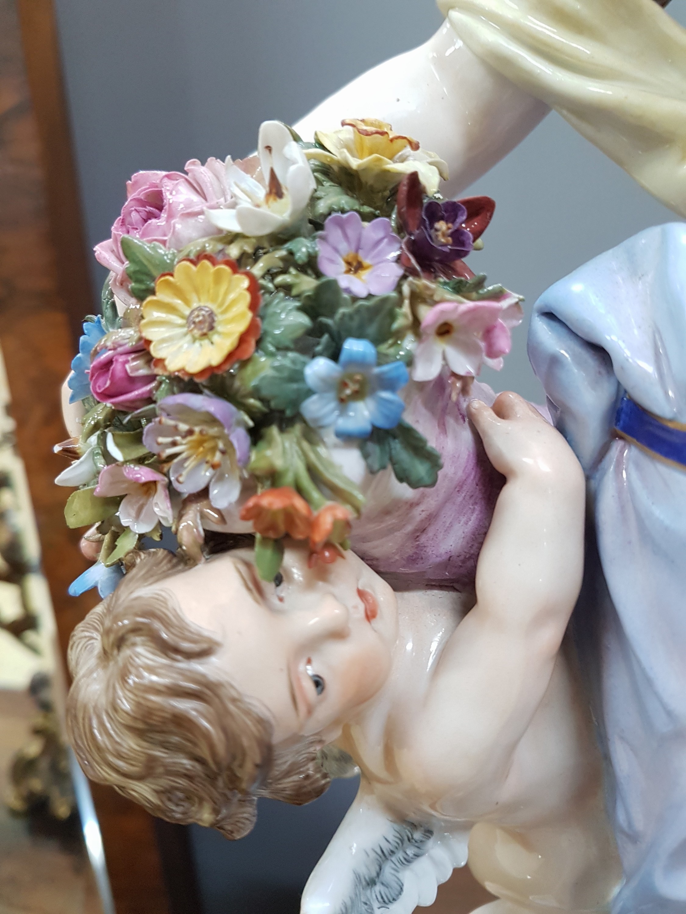 Detail r: Seltene Große Figurengruppe, "Flora mit Amoretten", Entw. Friedrich Rentsch, Meissen, 1885-1923, 2. Wahl, Porzellan, stehende Flora mit ...