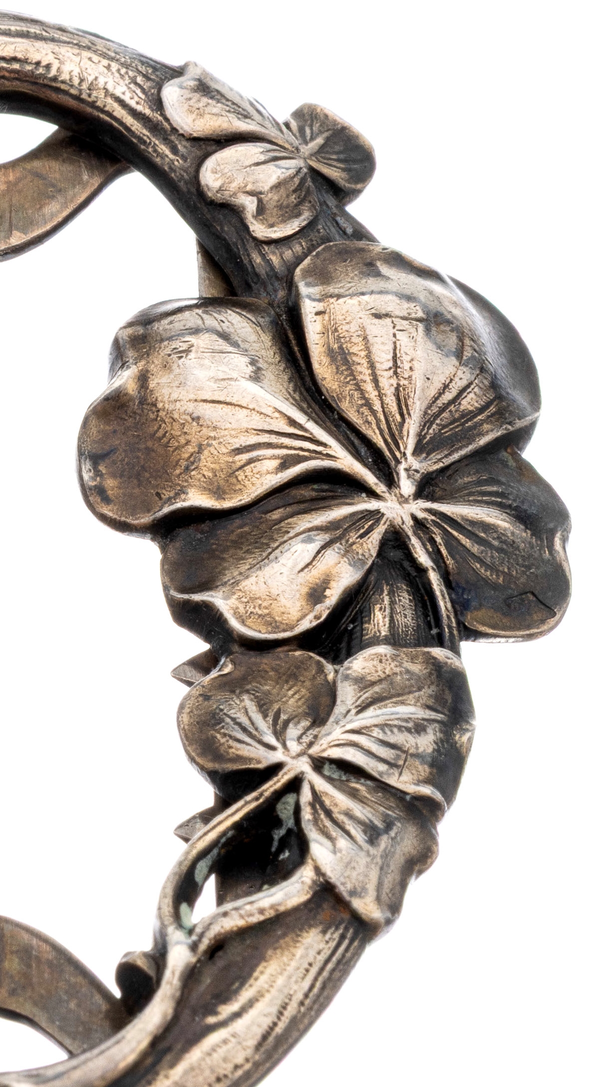 Detail a: Jugendstil Gürtelschließe, Frankreich um 1900, 800er Silber, Meistermarke Eugene Lefebvre, zeittyp. floraler Dekor mit 3- und 4-blättrigem ...