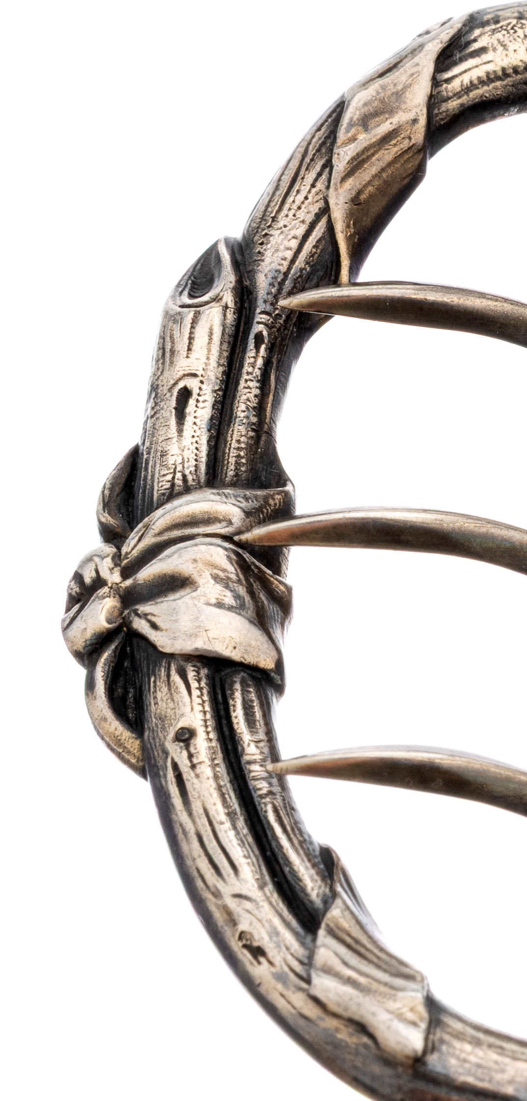Detail b: Jugendstil Gürtelschließe, Frankreich um 1900, 800er Silber, Meistermarke Eugene Lefebvre, zeittyp. floraler Dekor mit 3- und 4-blättrigem ...
