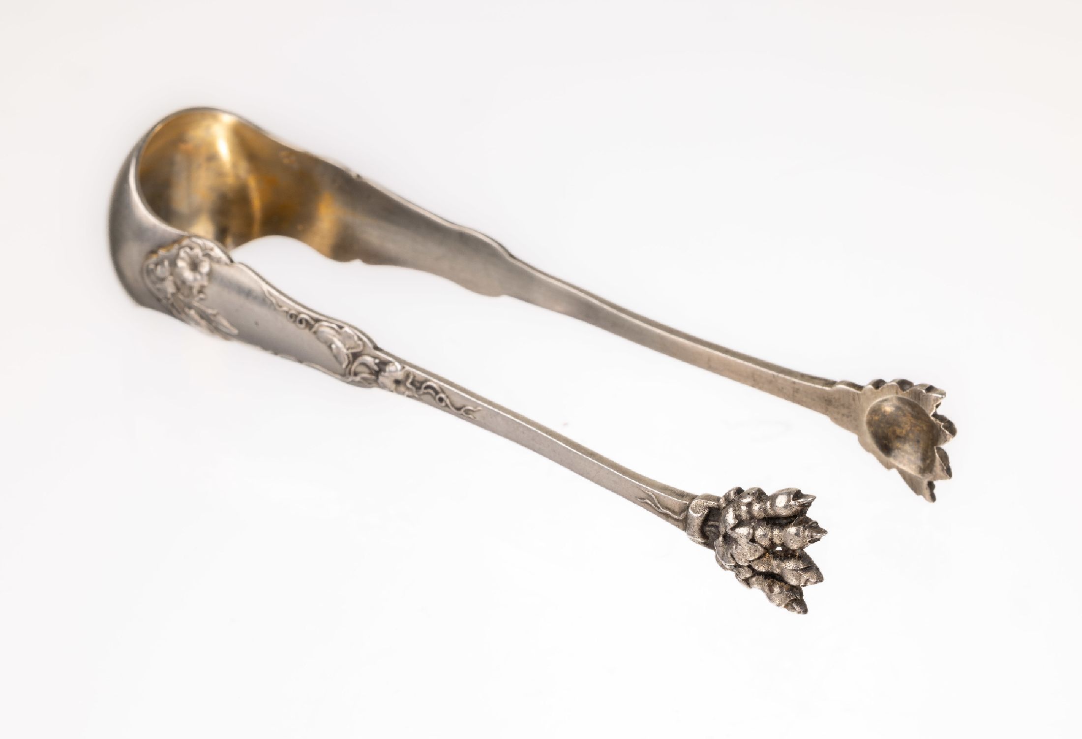 Zuckerzange Frankreich um 1900, Jugendstil, 950er Silber, feiner floraler Dekor mit Blüten und Blättern, z.T. nachgestochen, L ca. 12 cm, ...