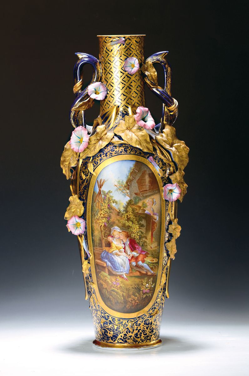 Große Prunkvase nach Sevres-Vorbild, wohl Thüringen, um 1900, Porzellan, kobaltblauer Fond, reiche Goldmalerei mit floralen Motiven, schauseitige ...
